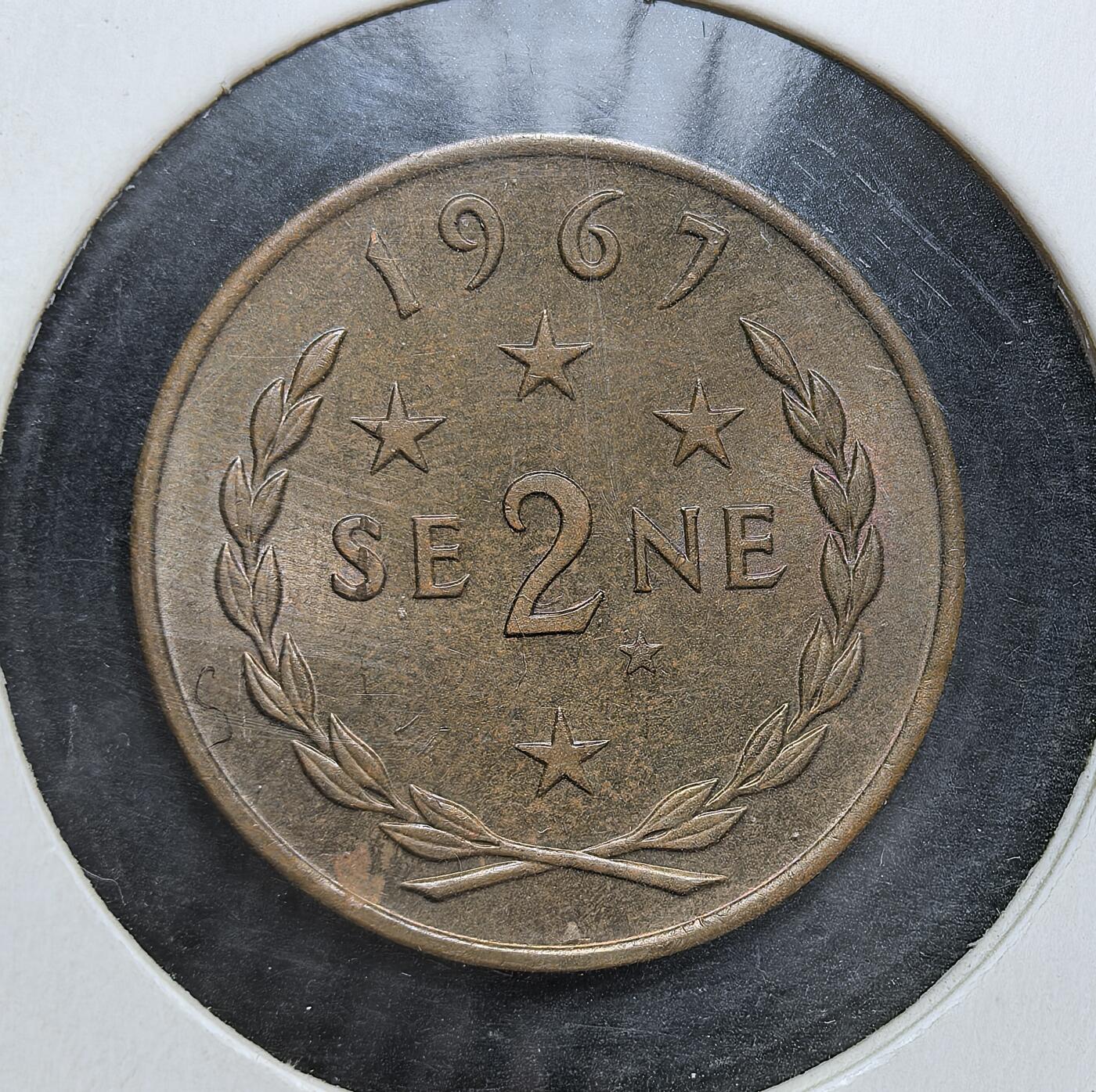 外国优质老铜币银币，正月十二晚九点倒数截拍，满百包邮可寄存，持续收拍 西萨摩亚1967年2西纳，正面为国家元首马列托亚・塔努马菲利二世头像，背面是面值与南十字星。该币是西萨摩亚 1962 年独立后，1967 年发行首批塔拉货币体系的核心辅币，标志其脱离新西兰货币、建立自主金融秩序。