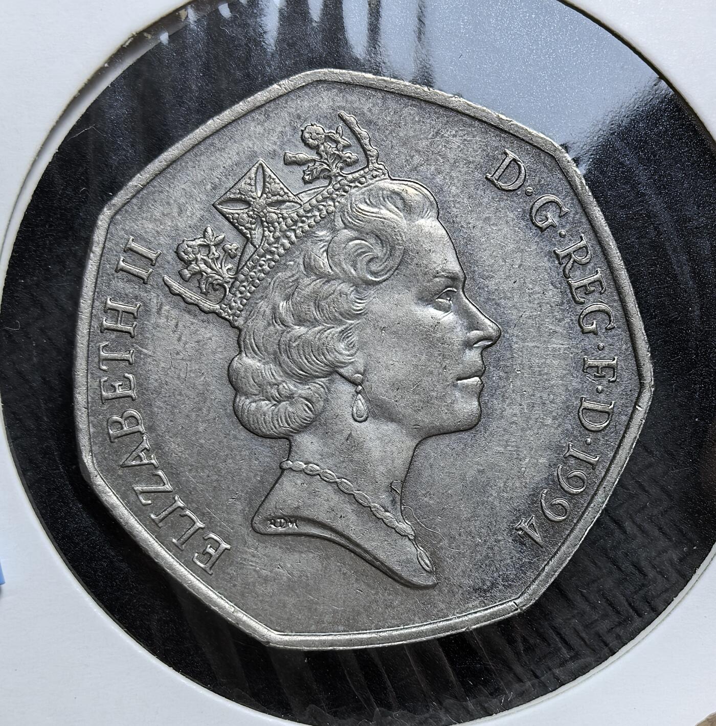 外国优质老铜币银币，正月十二晚九点倒数截拍，满百包邮可寄存，持续收拍 英国1994年诺曼底登陆50便士纪念币直径30mm。正面是伊丽莎白二世高冠像，背面刻画盟军海空编队登陆场景。它是英国最后一枚大尺寸 50 便士流通币，见证了二战欧洲第二战场开辟的历史