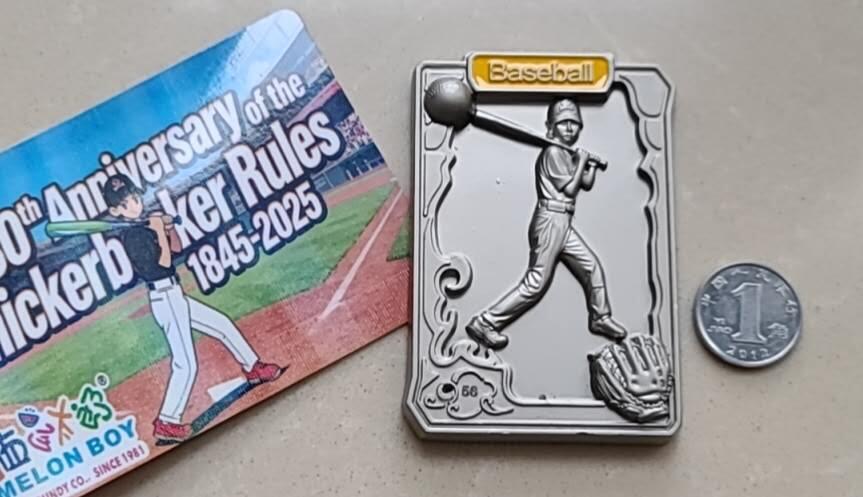 【币将精彩】世界钱币拍卖（2026-3-11） 发行10枚的西瓜太郎棒球规则诞生180周年纪念章，锌合金约85克，46*69毫米，发行量：60枚，后10枚陨石镶嵌。