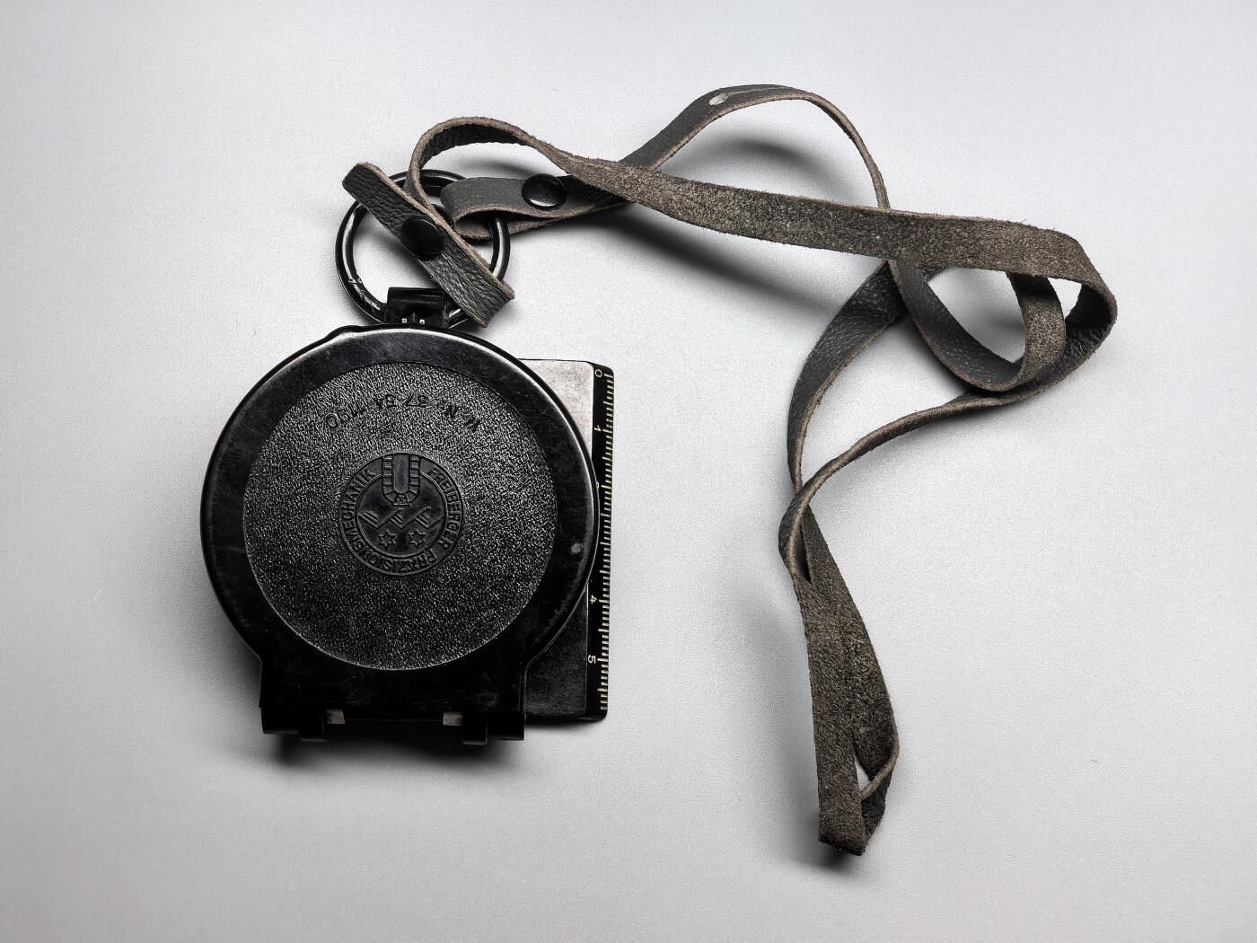 小驴勋章奖章收藏2月28日周六晚七点拍卖（调休临时调整，珍爱和平，收藏战争，铭记历史，勿忘国耻，忠党爱国。有偿代拍，送拍规则在简介最后，参拍须阅读规则后再参拍，关系到运费包装发货时效真假辨别等关键信息，拍卖时不再发原图，看大图店主微信码在拍卖店铺介绍里） 东德人民军指北针，W-Nr.  是德语 Waren-Nummer（物资编号）的缩写，是东德国家人民军（NVA）军用物资的标准编号格式。  -  37 54  代表该装备的目录分类号，对应“行军指北针”这一品类。  -  11910  是这枚指北针的流水序号，表明它是该批次生产的第11910件