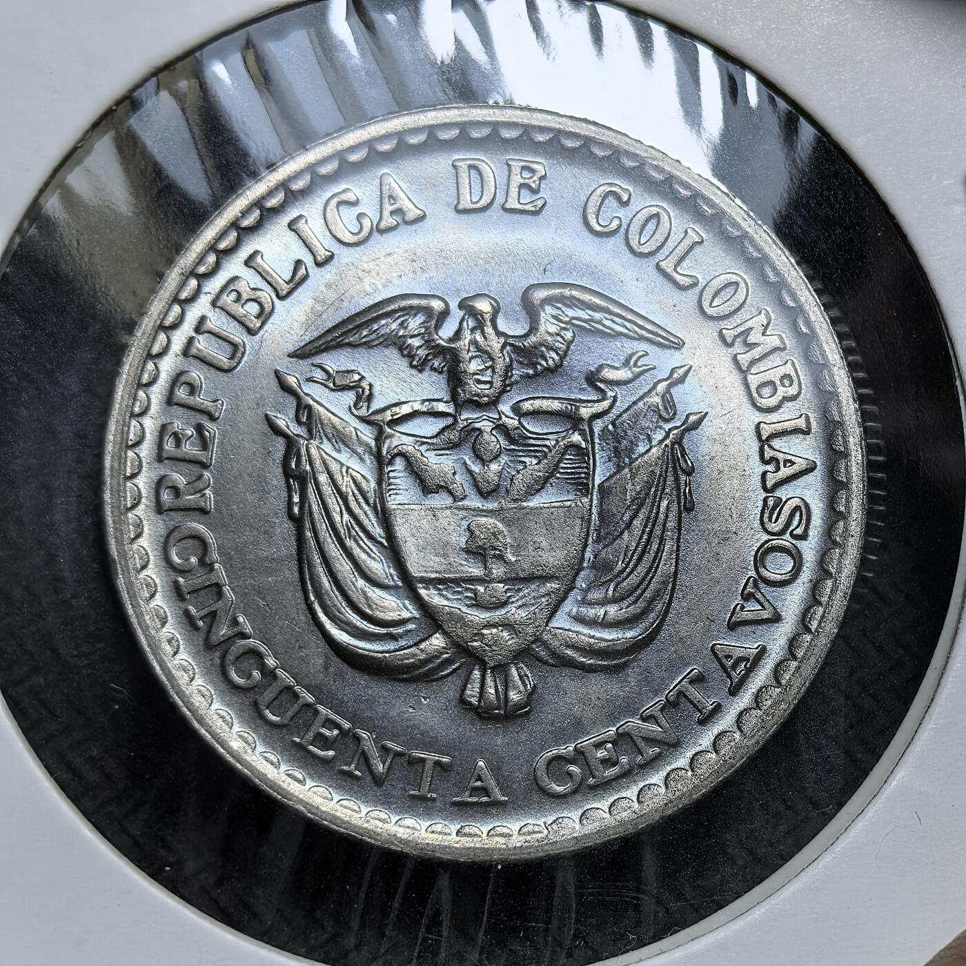 外国优质老铜币银币，正月十二晚九点倒数截拍，满百包邮可寄存，持续收拍 哥伦比亚1965年50分铜镍纪念币直径30.4mm，正面为遇刺的左翼领袖豪尔赫・盖坦头像，背面是哥伦比亚国徽。发行于盖坦遇刺 20 周年，是哥伦比亚反思暴力政治、重塑国家记忆的重要实物见证。