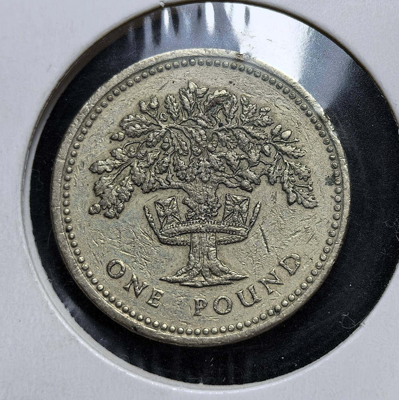 外国优质老铜币银币，正月十二晚九点倒数截拍，满百包邮可寄存，持续收拍 英国橡树王冠1英镑，正面为伊丽莎白二世头像，背面是象征英格兰的橡树与王冠。它属于 “联合王国” 系列主题币，发行于英国经济转型与欧洲一体化深化时期，是国家身份认同的重要货币见证。