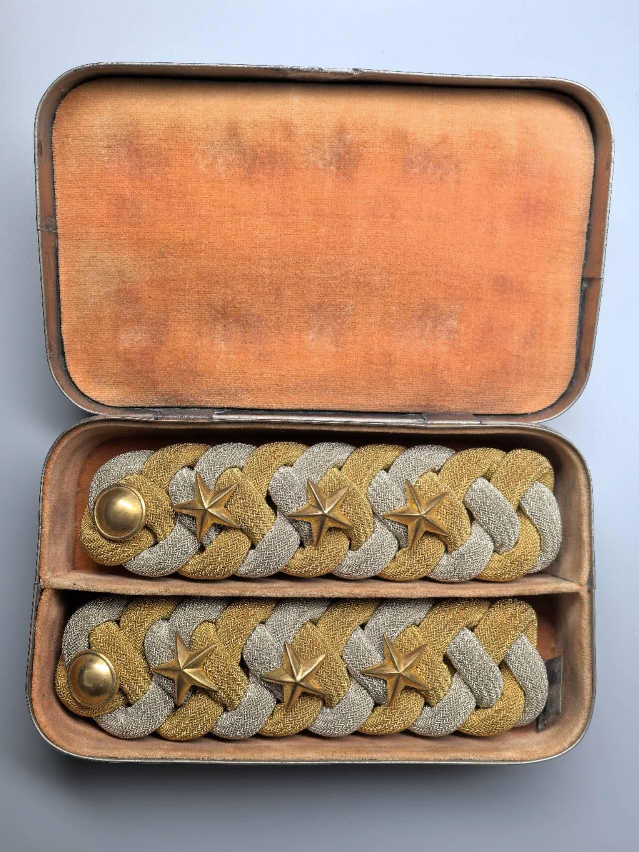 小驴勋章奖章收藏2月28日周六晚七点拍卖（调休临时调整，珍爱和平，收藏战争，铭记历史，勿忘国耻，忠党爱国。有偿代拍，送拍规则在简介最后，参拍须阅读规则后再参拍，关系到运费包装发货时效真假辨别等关键信息，拍卖时不再发原图，看大图店主微信码在拍卖店铺介绍里） 明治礼服肩章，金属刺绣带金属盒