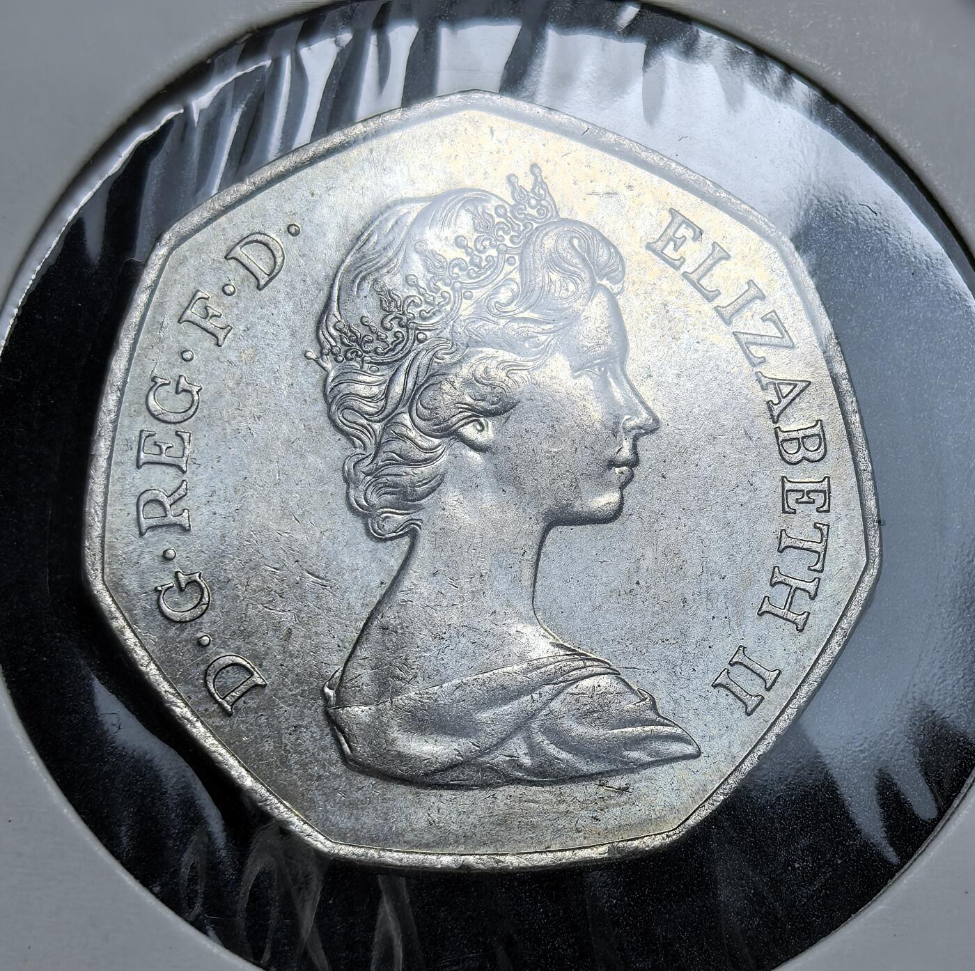 外国优质老铜币银币，正月十二晚九点倒数截拍，满百包邮可寄存，持续收拍 英国1973年加入欧共体50便士纪念币直径30mm。正面为伊丽莎白二世头像，背面是九只手相握的图案，象征欧洲团结。它是英国融入欧洲一体化进程的重要实物见证，也预示了半个世纪后脱欧的历史转折。