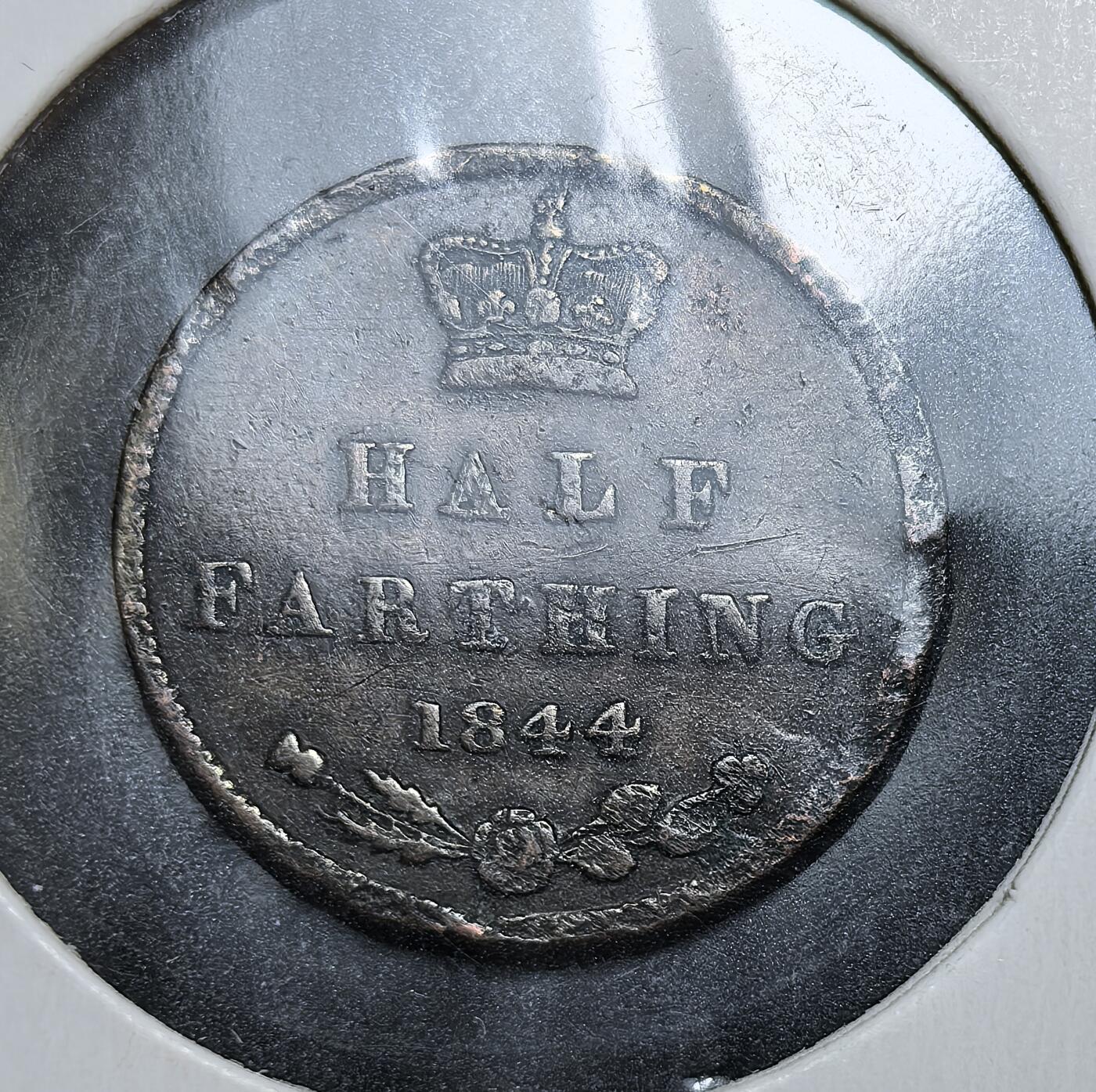 外国优质老铜币银币，正月十二晚九点倒数截拍，满百包邮可寄存，持续收拍 英国维多利亚1844 年半法新铜币，面值为 1/1920 英镑，由伦敦皇家铸币厂铸造。此币为维多利亚早期小面值辅币，材质为铜，广泛用于日常小额交易，1869 年停止流通。