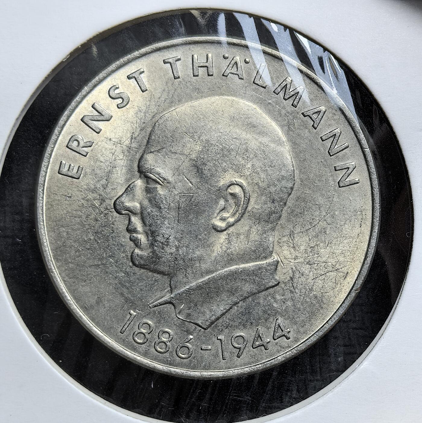 外国优质老铜币银币，正月十二晚九点倒数截拍，满百包邮可寄存，持续收拍 东德1971 年20 马克纪念币直径32.9mm，正面为东德国徽（锤规与麦穗），背面是恩斯特・台尔曼头像及生卒年份。台尔曼是德国共产党领袖，被纳粹杀害，此币是东德纪念反法西斯英雄、强化意识形态认同的实物见证。