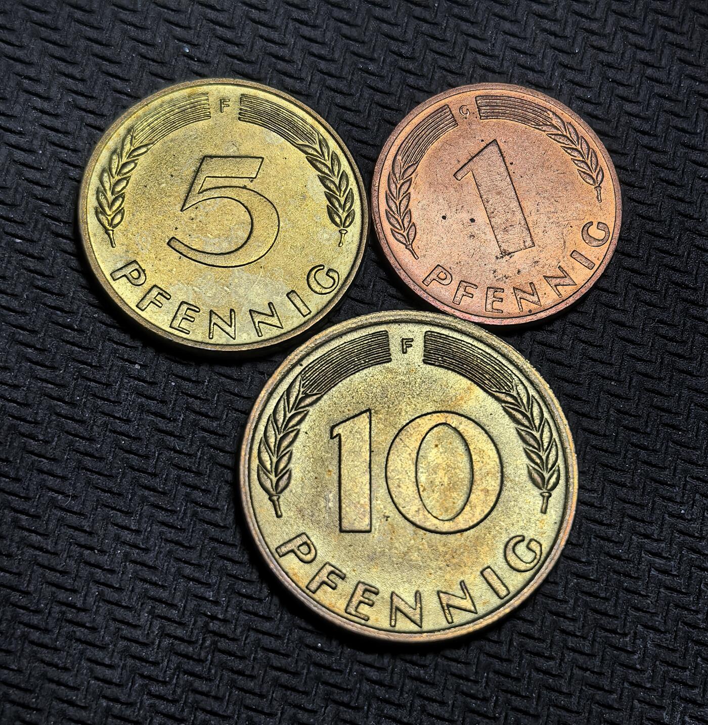 外国优质老铜币银币，正月十二晚九点倒数截拍，满百包邮可寄存，持续收拍 联邦德国（西德）1950 年1、5、10 芬尼辅币，正面为面值与麦穗，背面是象征战后重建的橡树幼苗。发行于西德战后经济复苏初期，是西德货币稳定与国家重建的实物见证。