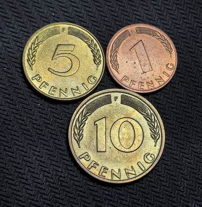 外国优质老铜币银币，正月十二晚九点倒数截拍，满百包邮可寄存，持续收拍 - 联邦德国（西德）1950 年1、5、10 芬尼辅币，正面为面值与麦穗，背面是象征战后重建的橡树幼苗。发行于西德战后经济复苏初期，是西德货币稳定与国家重建的实物见证。