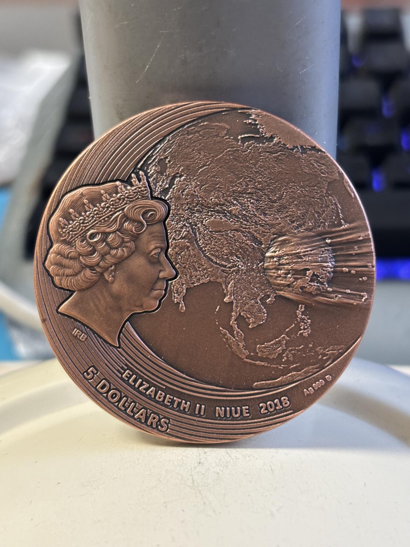 第191期拍卖 纽埃2019年5元镶陨石镀铜仿古银币 世界陨石系列-中国富康陨石 2盎司999银 发行量：666 裸币带证