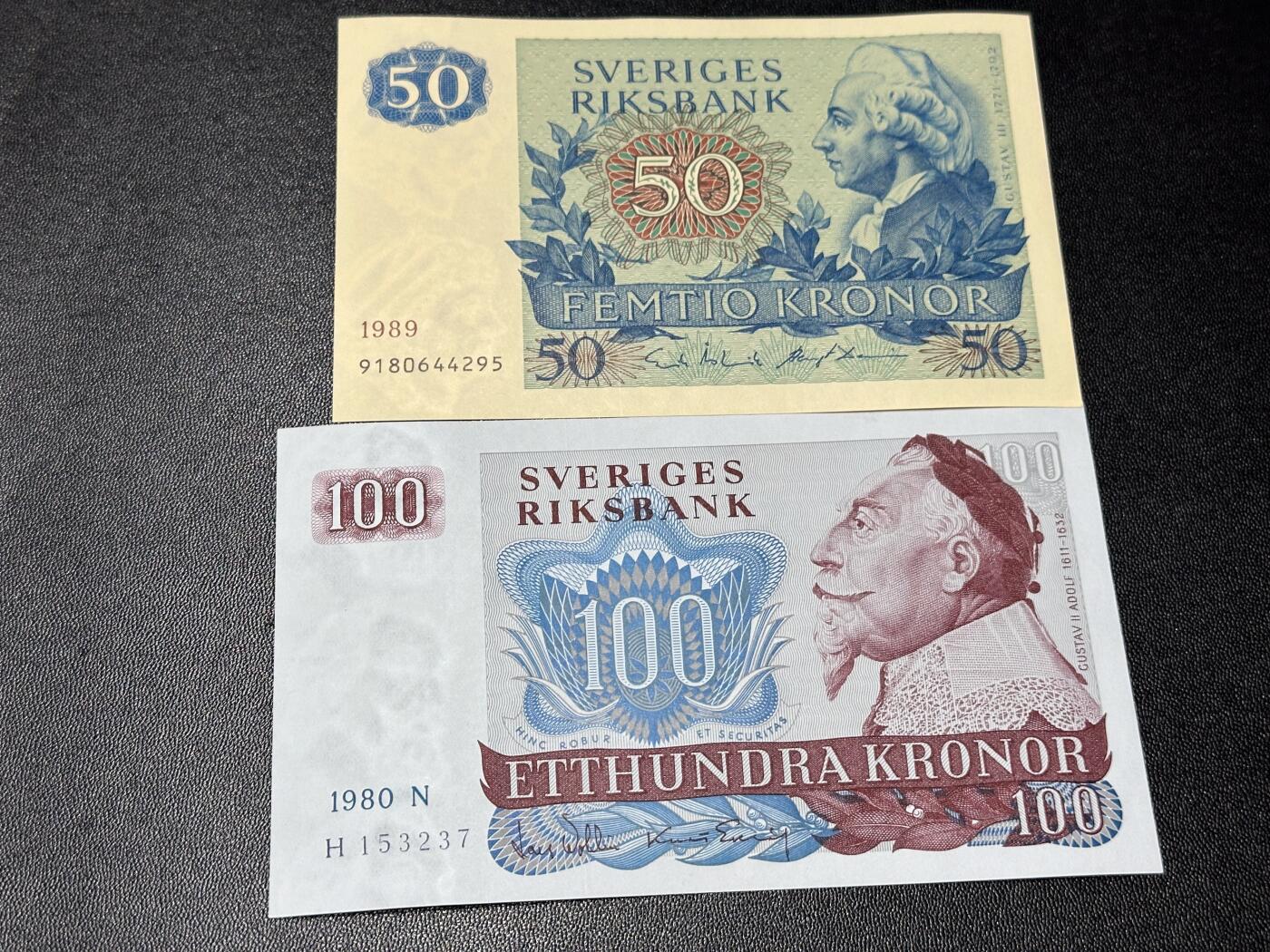 《外钞收藏家》第六百一十三期（ 精品场）（长期征集拍品、欢迎藏友们联系合作） 瑞典1989年50克朗（老国王古斯塔夫三世+卡尔林奈）+100克朗（老国王古斯塔夫二世+瓦萨沉船事件；UNC品较少）	UNC 100疑似极轻微荧光反应