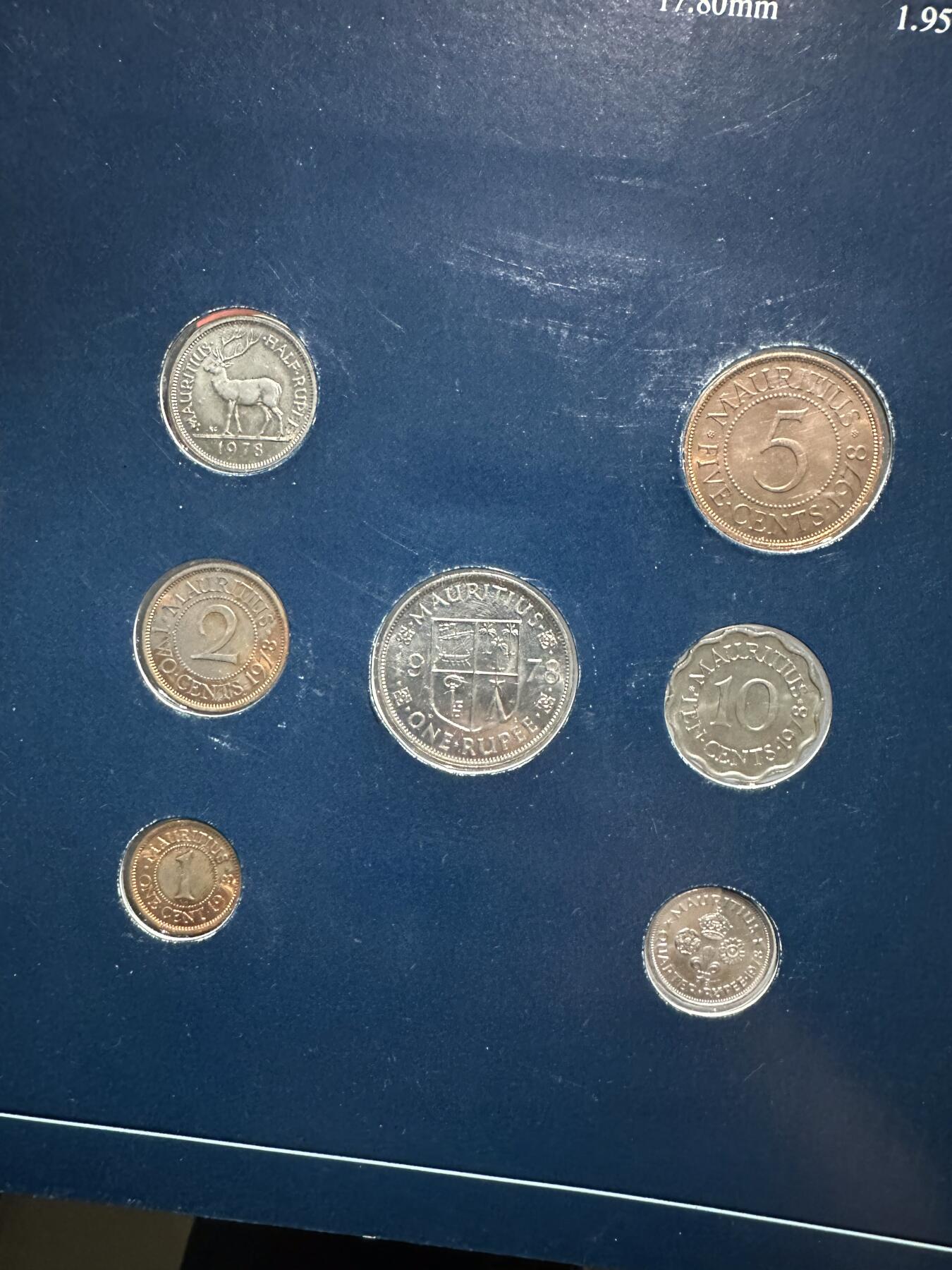 《外钞收藏家》第六百一十三期（ 精品场）（长期征集拍品、欢迎藏友们联系合作） 斯洛伐克、毛里求斯、福克兰群岛 三套硬币一起