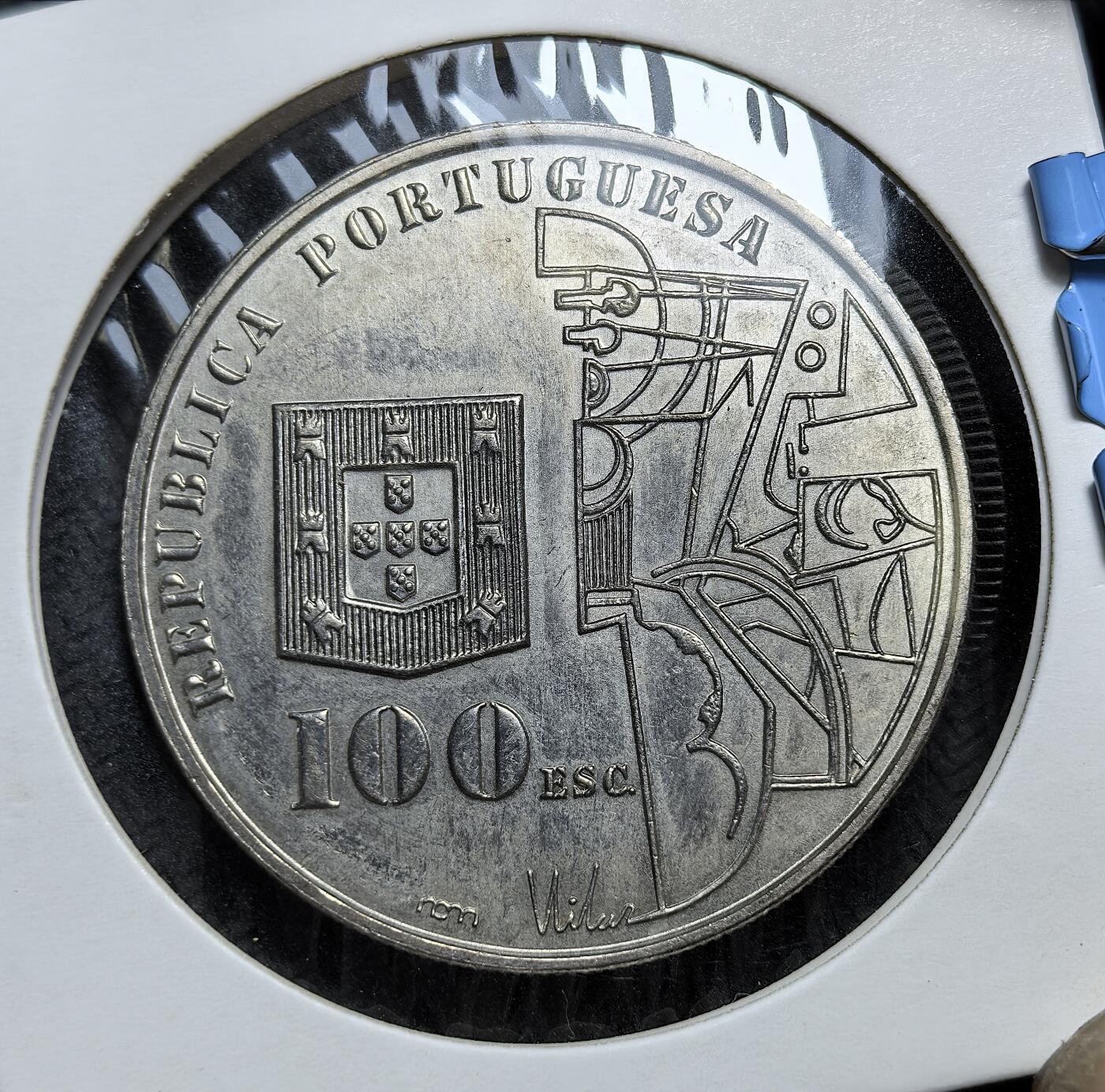 外国优质老铜币银币，正月十二晚九点倒数截拍，满百包邮可寄存，持续收拍 葡萄牙1987年100埃斯库多直径34mm，正面为画家阿马德奥・德・索萨・卡多索头像与生卒年，背面是葡萄牙国徽与抽象几何纹。发行于葡萄牙向欧盟靠拢的转型期，是其推崇本土现代艺术、重塑文化自信的重要货币见证。