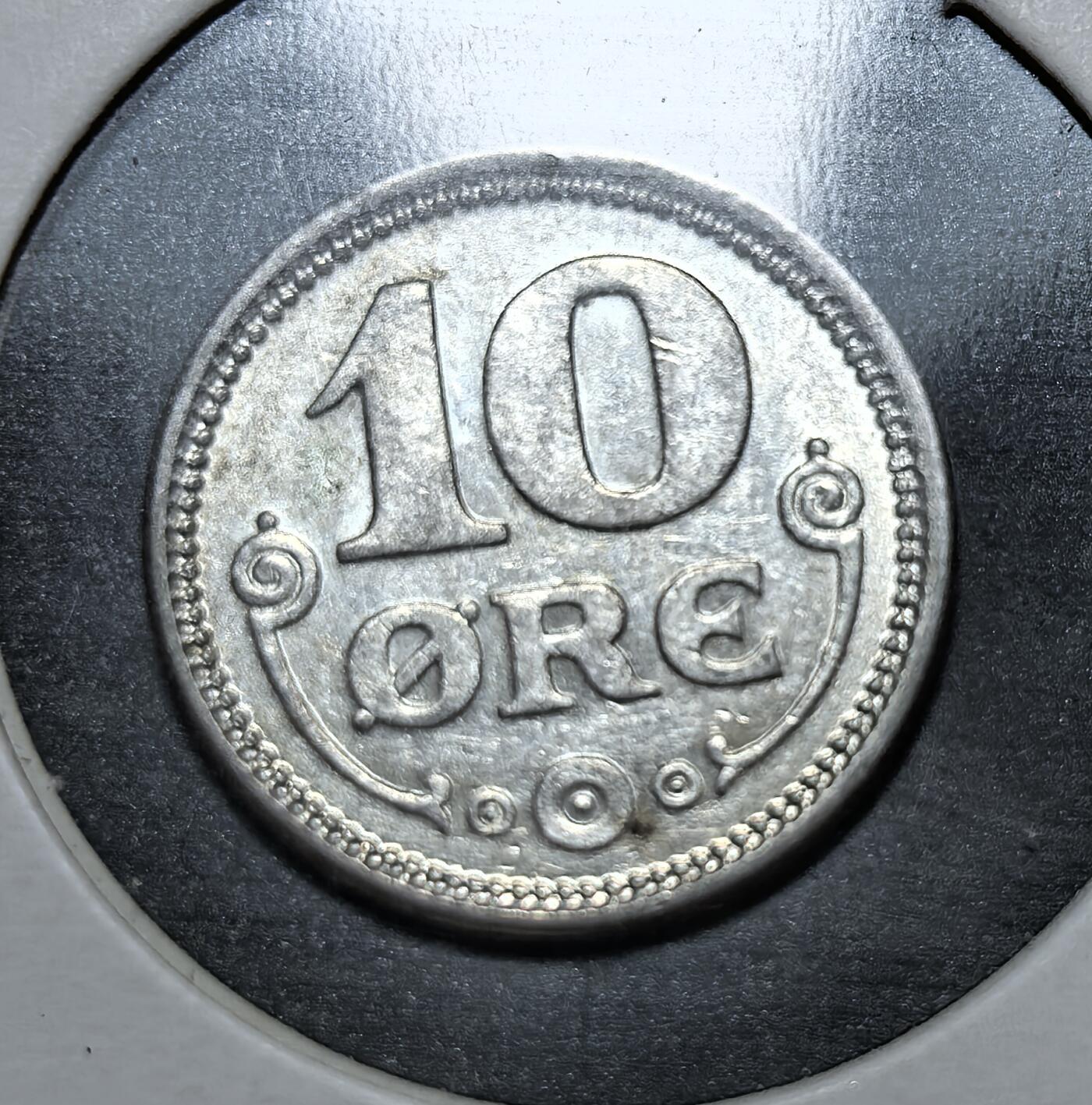 外国优质老铜币银币，正月十二晚九点倒数截拍，满百包邮可寄存，持续收拍 丹麦1915年10欧尔银币，正面为克里斯蒂安十世的花押与王冠，背面标注面值。发行于一战期间，丹麦虽保持中立，但经济受战争冲击，此币是其战时货币体系与中立国身份的重要见证。