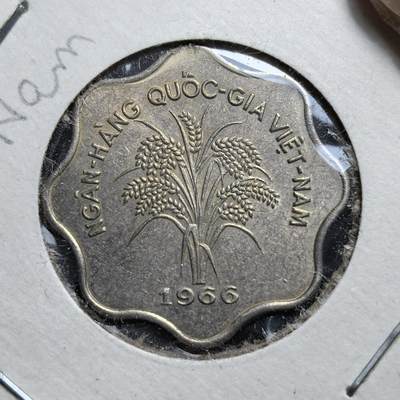 外国优质老铜币银币，正月十二晚九点倒数截拍，满百包邮可寄存，持续收拍 - 越南共和国（南越）1966 年5 盾花边币，为越南战争时期货币改革产物。背面稻穗图案象征农业根基，彼时南越为稳定战时经济，以硬币取代小额纸币。它是南越政权末期的流通辅币，见证了越南分裂与战争的特殊历史。