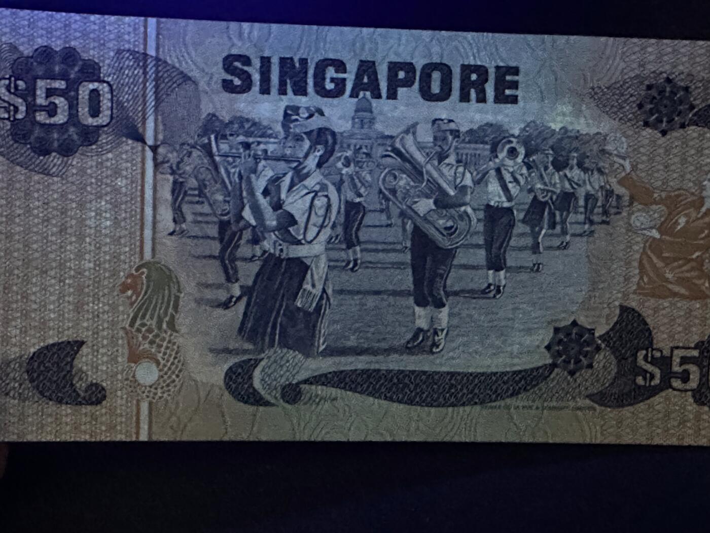 《外钞收藏家》第六百一十三期（ 精品场）（长期征集拍品、欢迎藏友们联系合作） 新加坡鸟版50元（音乐题材纸币，全程无47豹子号999）	UNC 但有潮斑