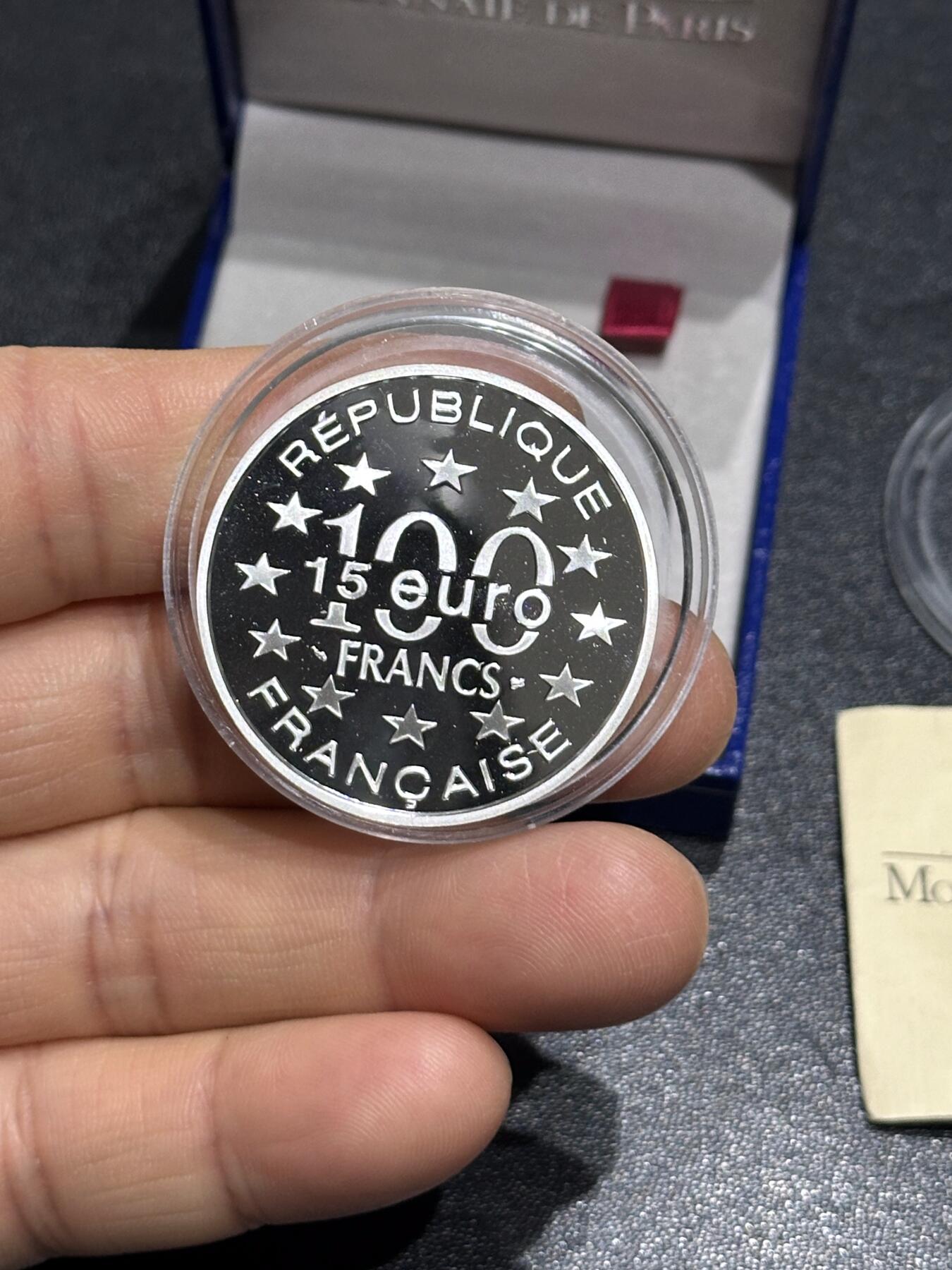 《外钞收藏家》第六百一十三期（ 精品场）（长期征集拍品、欢迎藏友们联系合作） 法国1996年100法郎欧盟著名建筑系列精制纪念银币（盒证齐全，布鲁塞尔大广场，22.2克 90银）