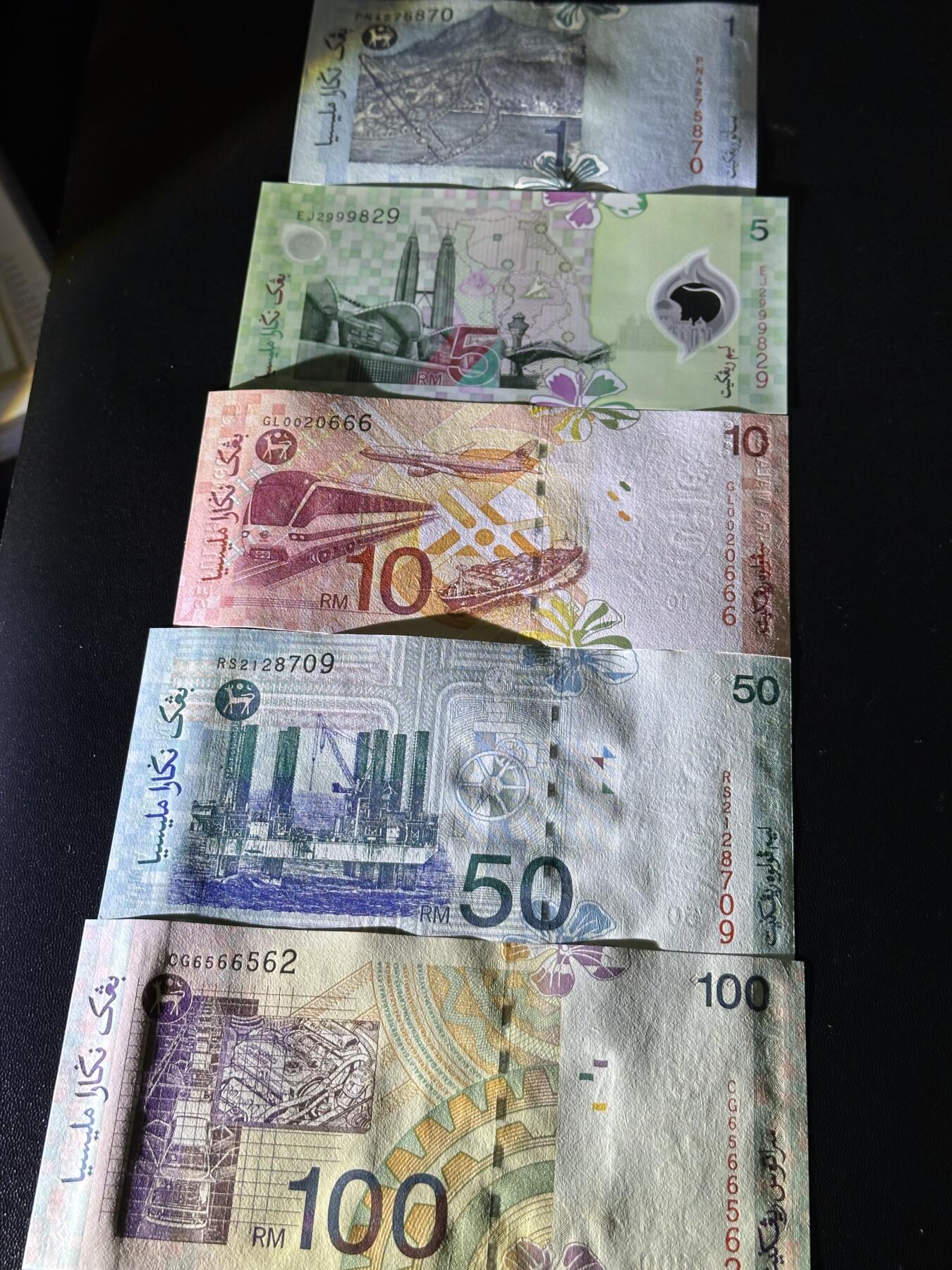 《外钞收藏家》第六百一十三期（ 精品场）（长期征集拍品、欢迎藏友们联系合作） 马来西亚上一版本5张一套（1/5/10/50/100；10林吉特豹子号666，多张全程无47）	UNC