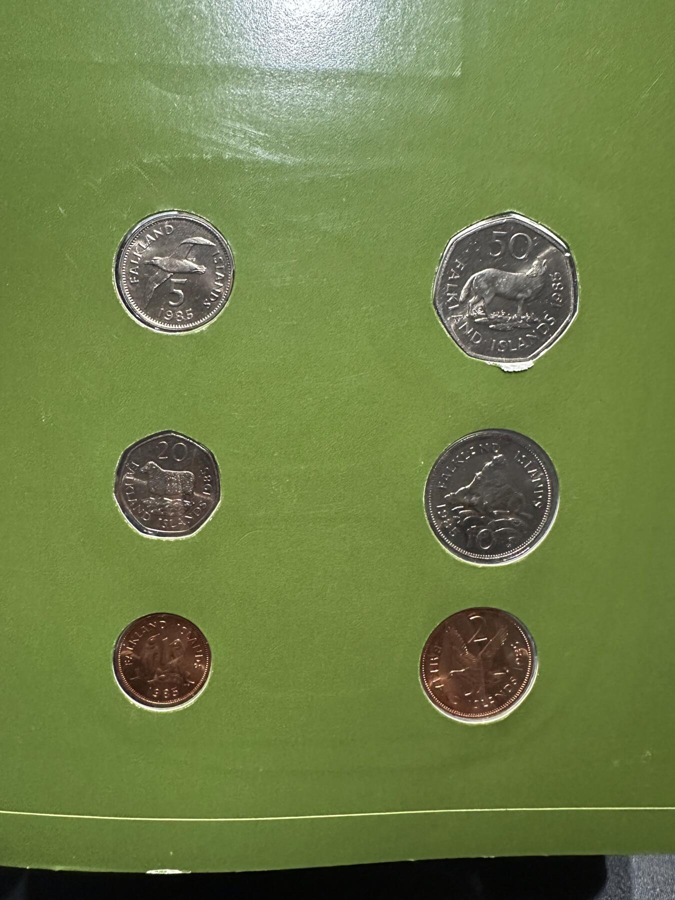 《外钞收藏家》第六百一十三期（ 精品场）（长期征集拍品、欢迎藏友们联系合作） 斯洛伐克、毛里求斯、福克兰群岛 三套硬币一起