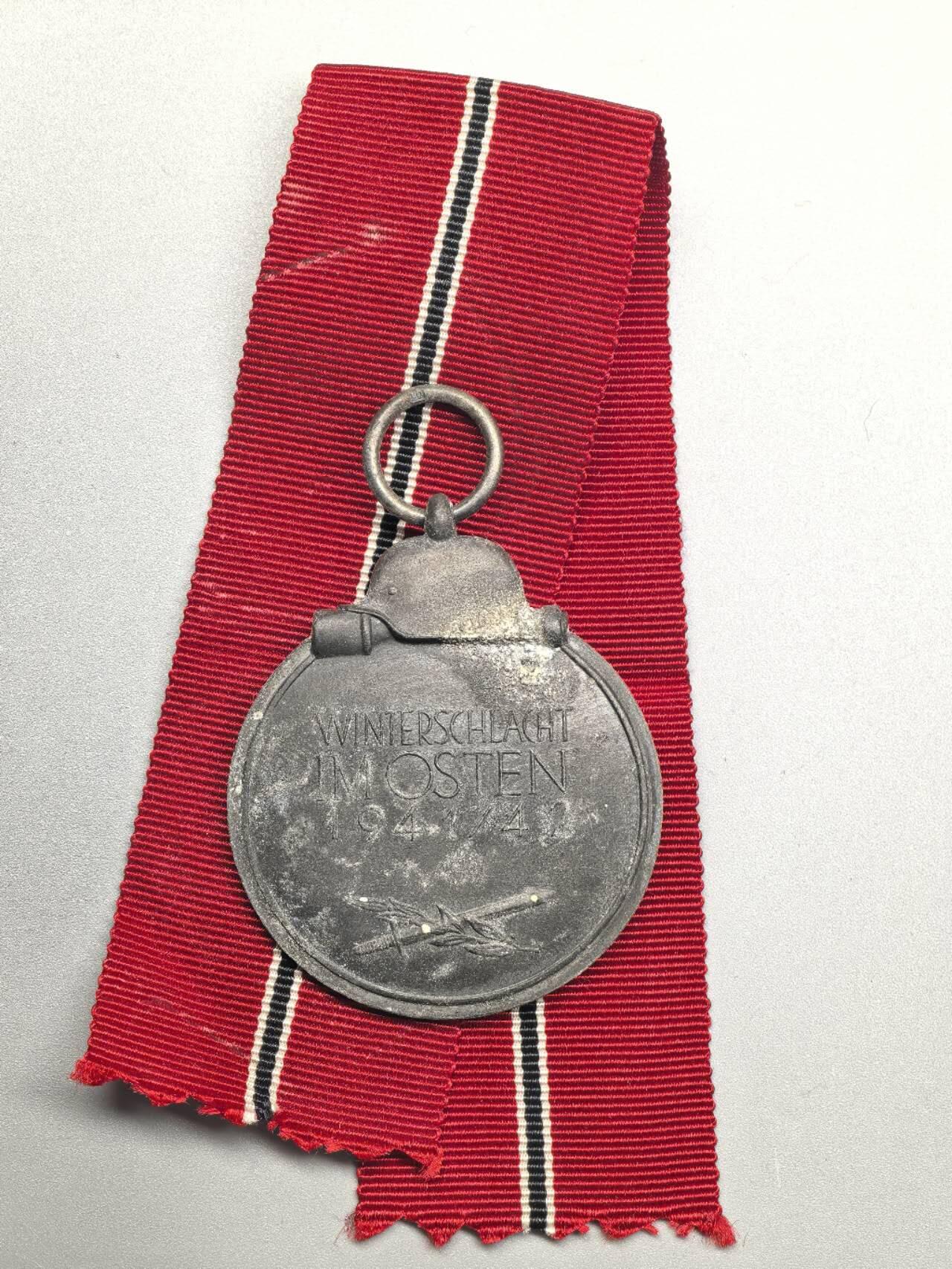 小驴勋章奖章收藏2月28日周六晚七点拍卖（调休临时调整，珍爱和平，收藏战争，铭记历史，勿忘国耻，忠党爱国。有偿代拍，送拍规则在简介最后，参拍须阅读规则后再参拍，关系到运费包装发货时效真假辨别等关键信息，拍卖时不再发原图，看大图店主微信码在拍卖店铺介绍里） 得三东线冬季作战奖章，环打10厂标（FÖRSTER & BARTH/ PFORZHEIM），少见厂标