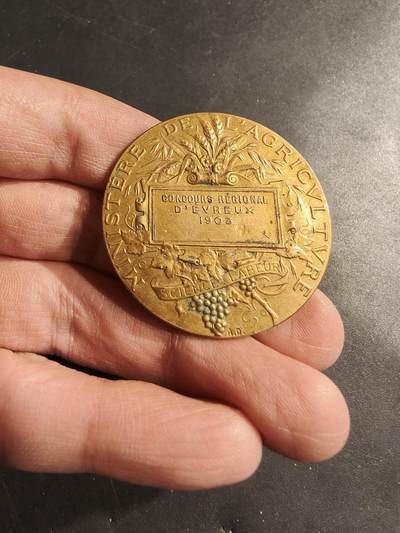 老王徽章第185期 - 法国农业部1908年地区农业竞赛镀金单面大铜章    直径41mm    .重量30.8g