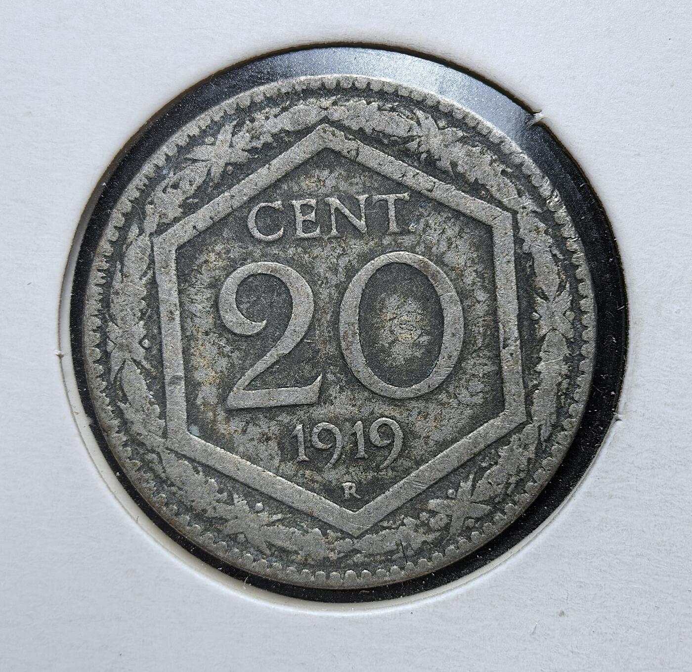 外国优质老铜币银币，正月十二晚九点倒数截拍，满百包邮可寄存，持续收拍 错版（在19世纪20分币模上改打）意大利王国 1919 年 20 分铜镍币，正面为萨伏依王朝纹章与国名，背面标注面值与年份。发行于一战后经济动荡期，是意大利重建货币体系、巩固君主制权威的重要见证，也反映了其战后社会转型的阵痛。