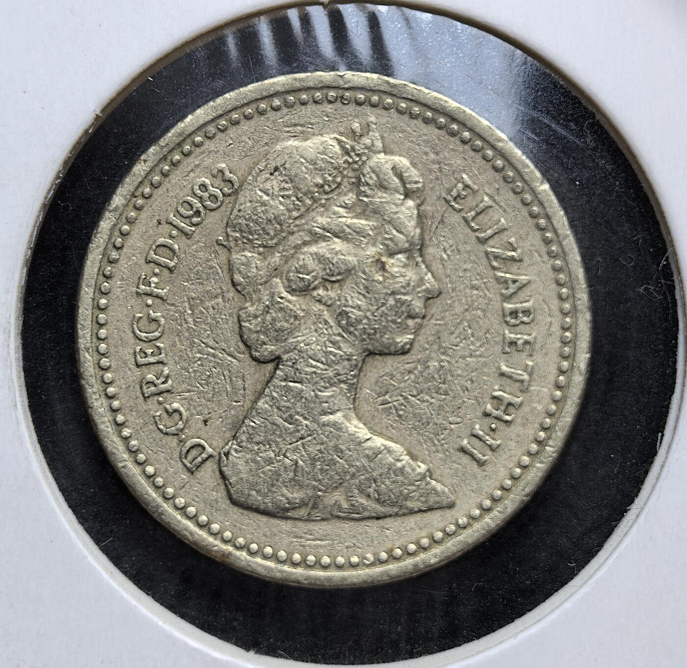 外国优质老铜币银币，正月十二晚九点倒数截拍，满百包邮可寄存，持续收拍 英国王室徽章1英镑，正面为伊丽莎白二世头像，背面是英国王室徽章（独角兽与狮子护盾）。它是英国首批十进制 1 英镑硬币，终结了旧币制，见证了现代英国货币体系的确立。