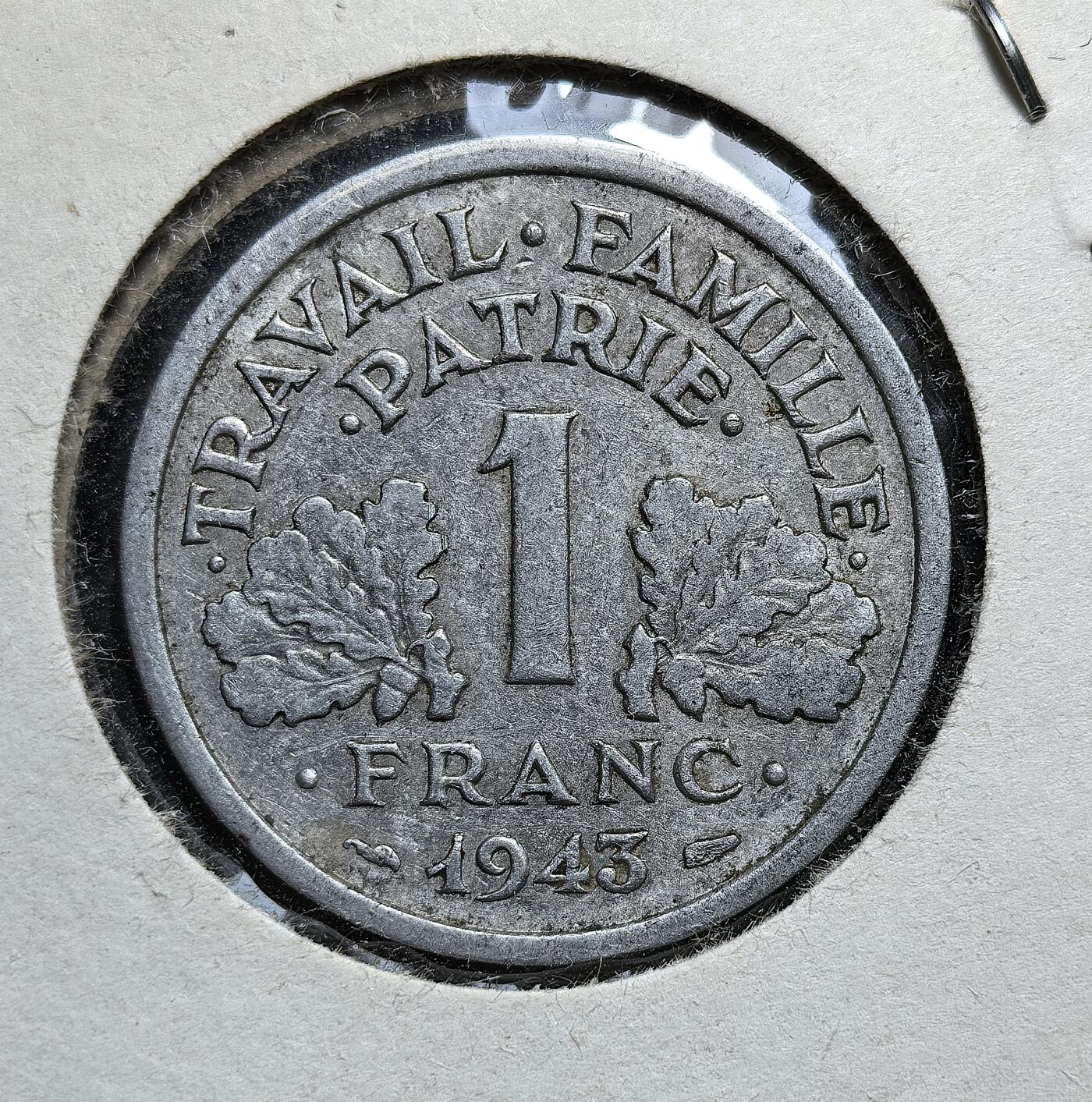 外国优质老铜币银币，正月十二晚九点倒数截拍，满百包邮可寄存，持续收拍 维希法国1943年1 法郎，正面为象征威权的束棒与麦穗，背面镌 “劳动、家庭、祖国” 口号。发行于纳粹占领时期，是维希政权推行法西斯化、服务德占秩序的政治宣传币，见证了法国二战沦陷的屈辱历史。