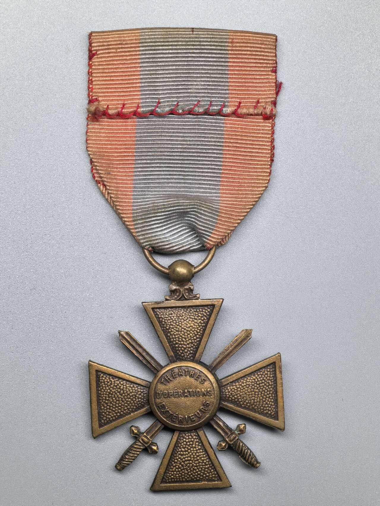 小驴勋章奖章收藏2月28日周六晚七点拍卖（调休临时调整，珍爱和平，收藏战争，铭记历史，勿忘国耻，忠党爱国。有偿代拍，送拍规则在简介最后，参拍须阅读规则后再参拍，关系到运费包装发货时效真假辨别等关键信息，拍卖时不再发原图，看大图店主微信码在拍卖店铺介绍里） 法国海外行动十字奖章