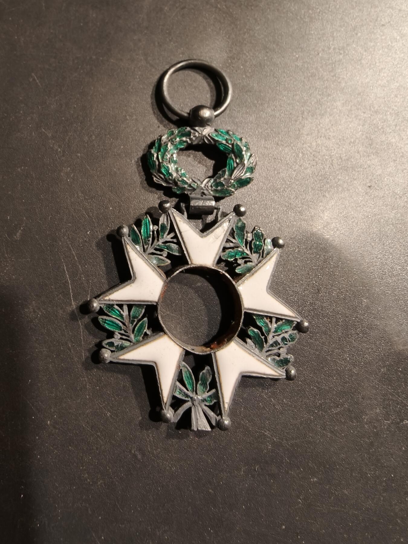 老王徽章第185期 法国荣誉军团勋章壳子一枚    银质珐琅   野猪头银标    19.2g