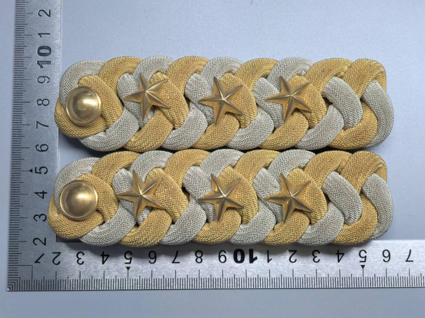 小驴勋章奖章收藏2月28日周六晚七点拍卖（调休临时调整，珍爱和平，收藏战争，铭记历史，勿忘国耻，忠党爱国。有偿代拍，送拍规则在简介最后，参拍须阅读规则后再参拍，关系到运费包装发货时效真假辨别等关键信息，拍卖时不再发原图，看大图店主微信码在拍卖店铺介绍里） 明治礼服肩章，金属刺绣带金属盒