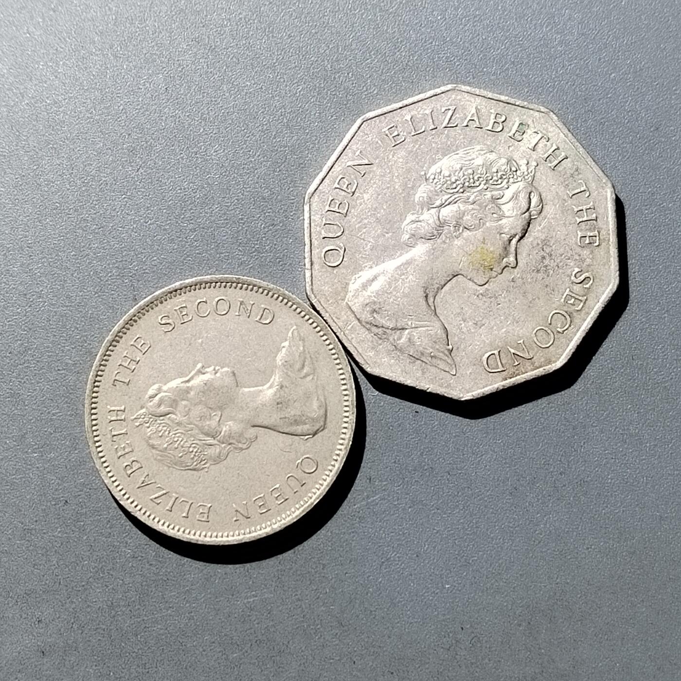 PCAI钱币  27-764  古钱外币钱币小专场 香港二枚，含八角币五元