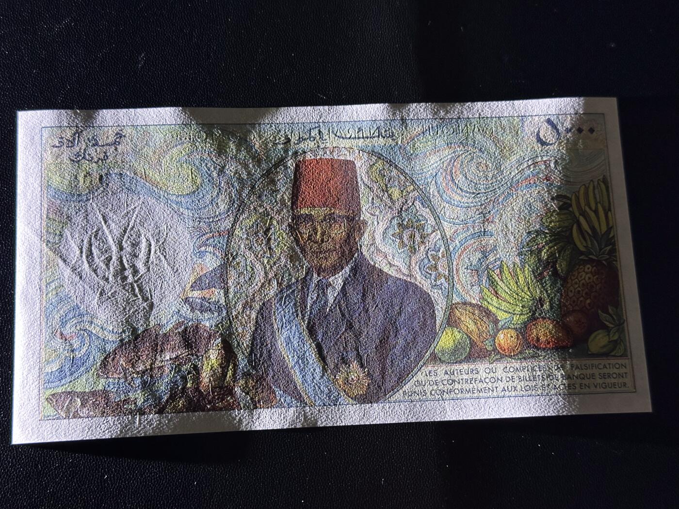 《外钞收藏家》第六百一十三期（ 精品场）（长期征集拍品、欢迎藏友们联系合作） 科摩罗1984年5000法郎（精美大票浮纸币，全程无47）	UNC