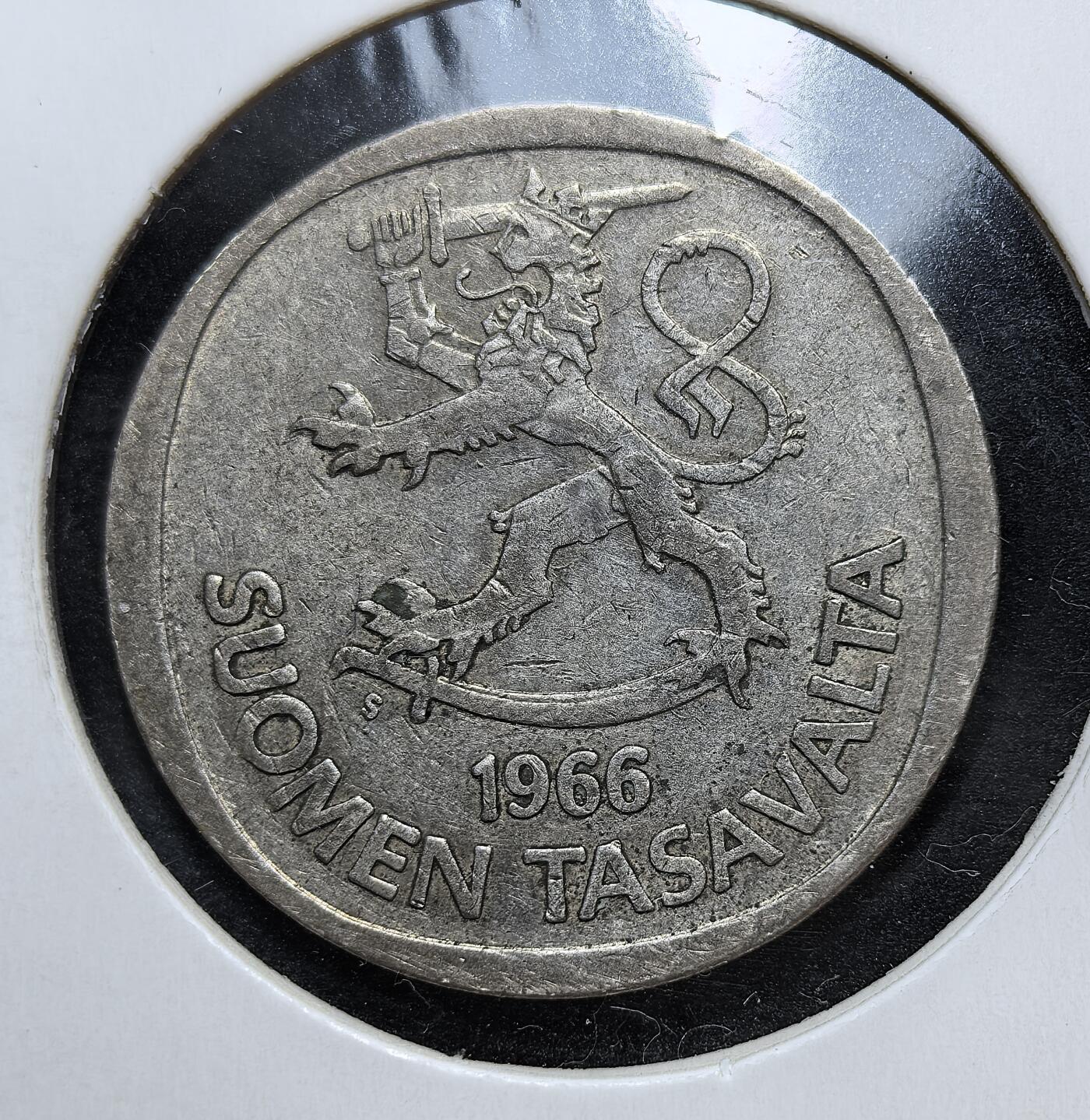 外国优质老铜币银币，正月十二晚九点倒数截拍，满百包邮可寄存，持续收拍 芬兰1966 年 1 马克银币，正面为芬兰国徽 “持剑雄狮”，背面是象征森林的云杉叶纹。它发行于芬兰战后经济复苏期，是芬兰货币体系现代化与国家身份认同的重要载体。