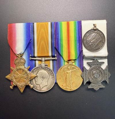 云宸嘉赏-勋臻精藏⭐️元宵节特别专拍场次🎖 - 英国一战奖章联排 一战之星➕1914-1918胜利奖章➕一战胜利奖章➕ 皇家医学心理学协会精神护理熟练十字勋章➕ 皇家救生协会奖章。L. W. D. Taylor在1912年考获皇家救生协会救生章，从1915年9月18日开始在皇家野战炮兵服役及参与西线战争，之后他转到了陆军工资团到战争结束。