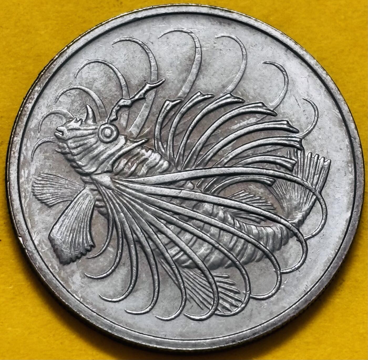 文馨钱币收藏第 295 场，（元宵场）各种银币散币纪念章，长期接代拍业务 原光 1977 年新加坡狮子鱼 50 分