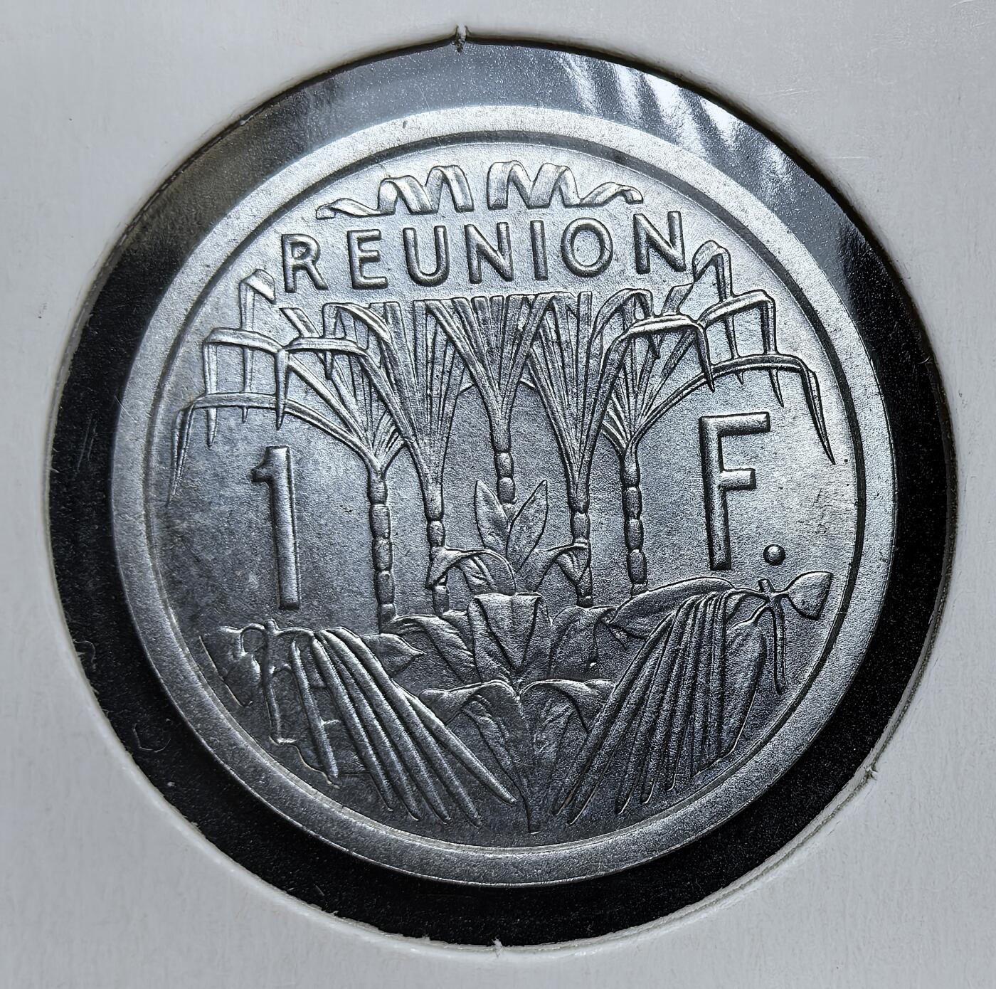 外国优质老铜币银币，正月十二晚九点倒数截拍，满百包邮可寄存，持续收拍 法属留尼汪1964年1法郎，正面为带翼自由女神与法国战舰，背面是象征留尼汪经济支柱的甘蔗林。发行于留尼汪作为法国海外省的稳定期，是法国殖民体系下海外领地货币体系的实物见证。
