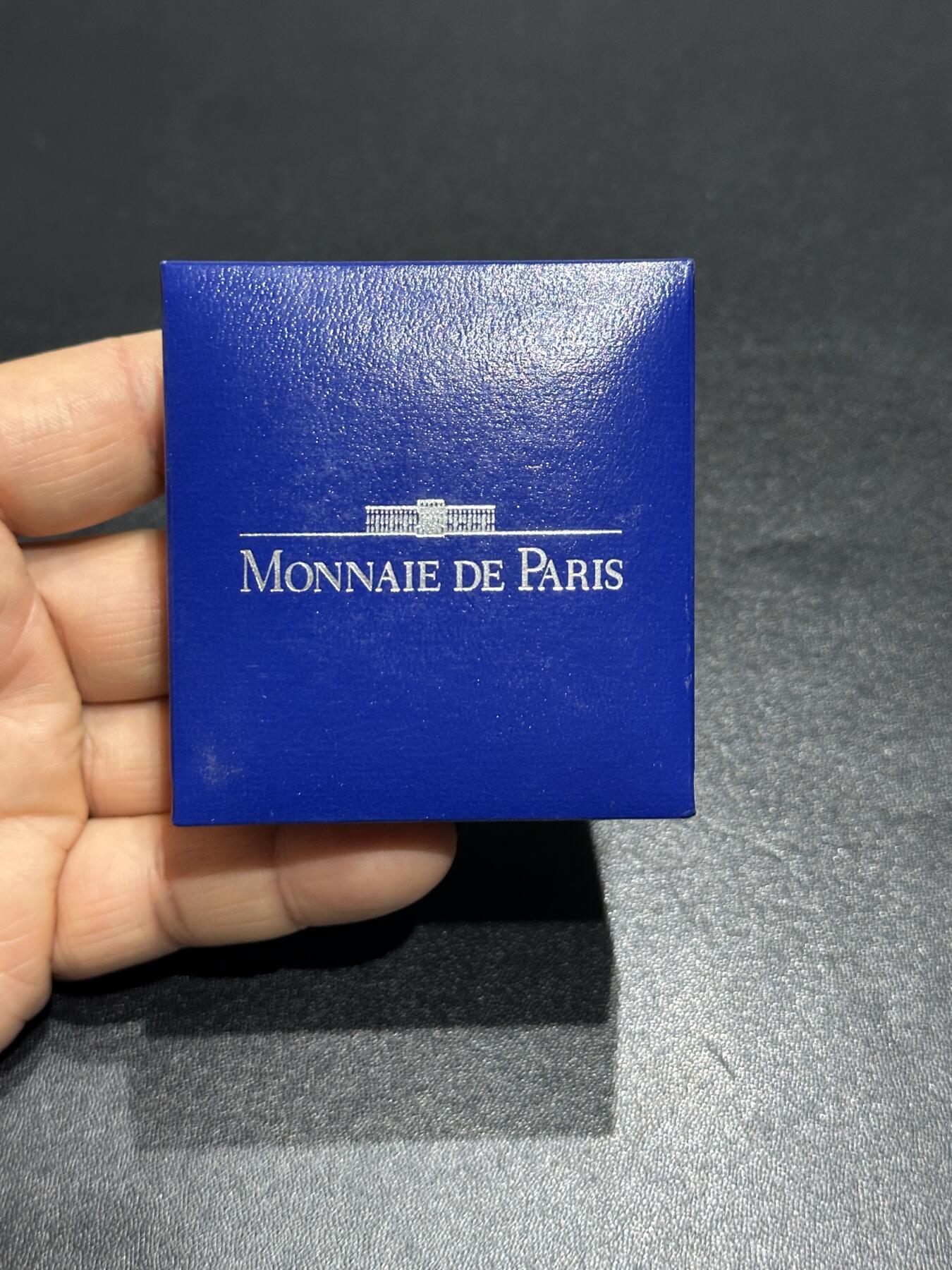 《外钞收藏家》第六百一十三期（ 精品场）（长期征集拍品、欢迎藏友们联系合作） 法国1996年100法郎欧盟著名建筑系列精制纪念银币（盒证齐全，布鲁塞尔大广场，22.2克 90银）