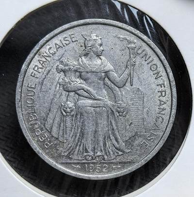外国优质老铜币银币，正月十二晚九点倒数截拍，满百包邮可寄存，持续收拍 - 法属大洋洲1952年5法郎直径30.9mm，正面为法兰西联盟女神像，背面是椰林、独木舟与海岛风光。发行于法国殖民统治末期，是法国在南太平洋推行殖民经济、融合本土文化符号的货币见证。