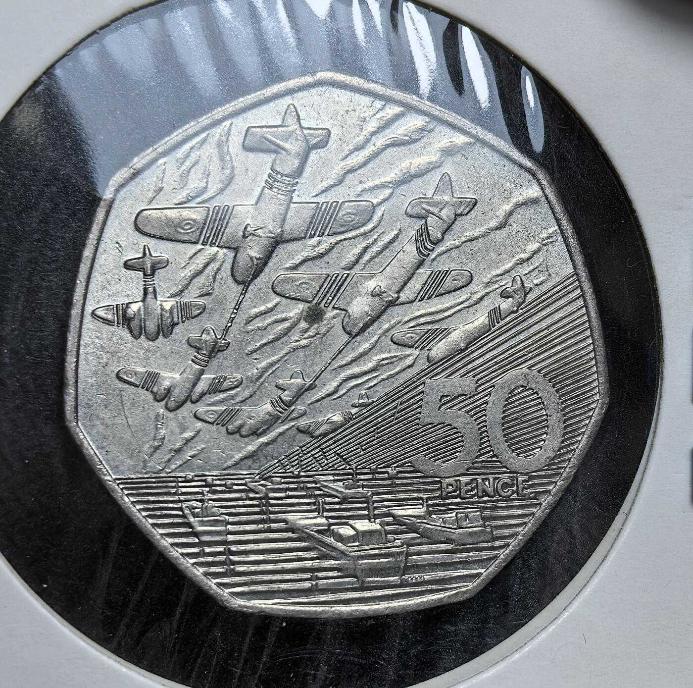 外国优质老铜币银币，正月十二晚九点倒数截拍，满百包邮可寄存，持续收拍 英国1994年诺曼底登陆50便士纪念币直径30mm。正面是伊丽莎白二世高冠像，背面刻画盟军海空编队登陆场景。它是英国最后一枚大尺寸 50 便士流通币，见证了二战欧洲第二战场开辟的历史