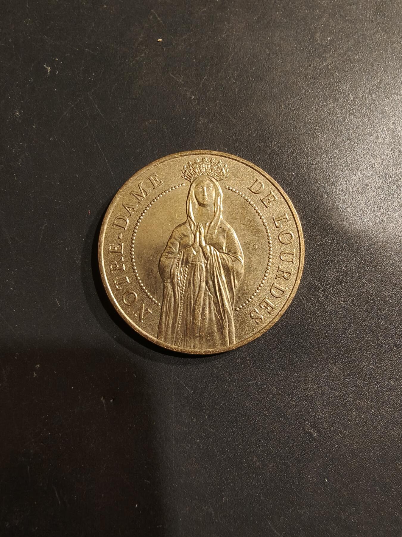 老王徽章第185期 法国圣女伯尔纳德·苏比鲁纪念章    直径30mm    重量16g