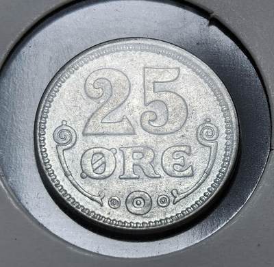 外国优质老铜币银币，正月十二晚九点倒数截拍，满百包邮可寄存，持续收拍 - 丹麦1917年25 欧尔银币，正面为克里斯蒂安十世的花押与王冠，背面标注面值。发行于一战末期，丹麦虽保持中立，但经济受战争冲击，此币是其战时货币体系与中立国身份的重要见证。