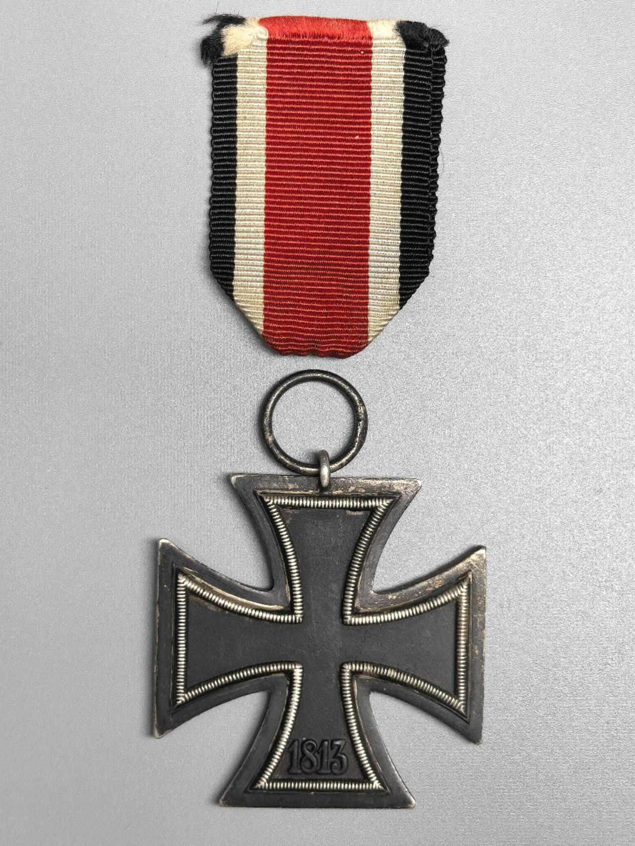 小驴勋章奖章收藏2月28日周六晚七点拍卖（调休临时调整，珍爱和平，收藏战争，铭记历史，勿忘国耻，忠党爱国。有偿代拍，送拍规则在简介最后，参拍须阅读规则后再参拍，关系到运费包装发货时效真假辨别等关键信息，拍卖时不再发原图，看大图店主微信码在拍卖店铺介绍里） 得2二级铁十字勋章，铁质核心黑漆，核心有些晃动