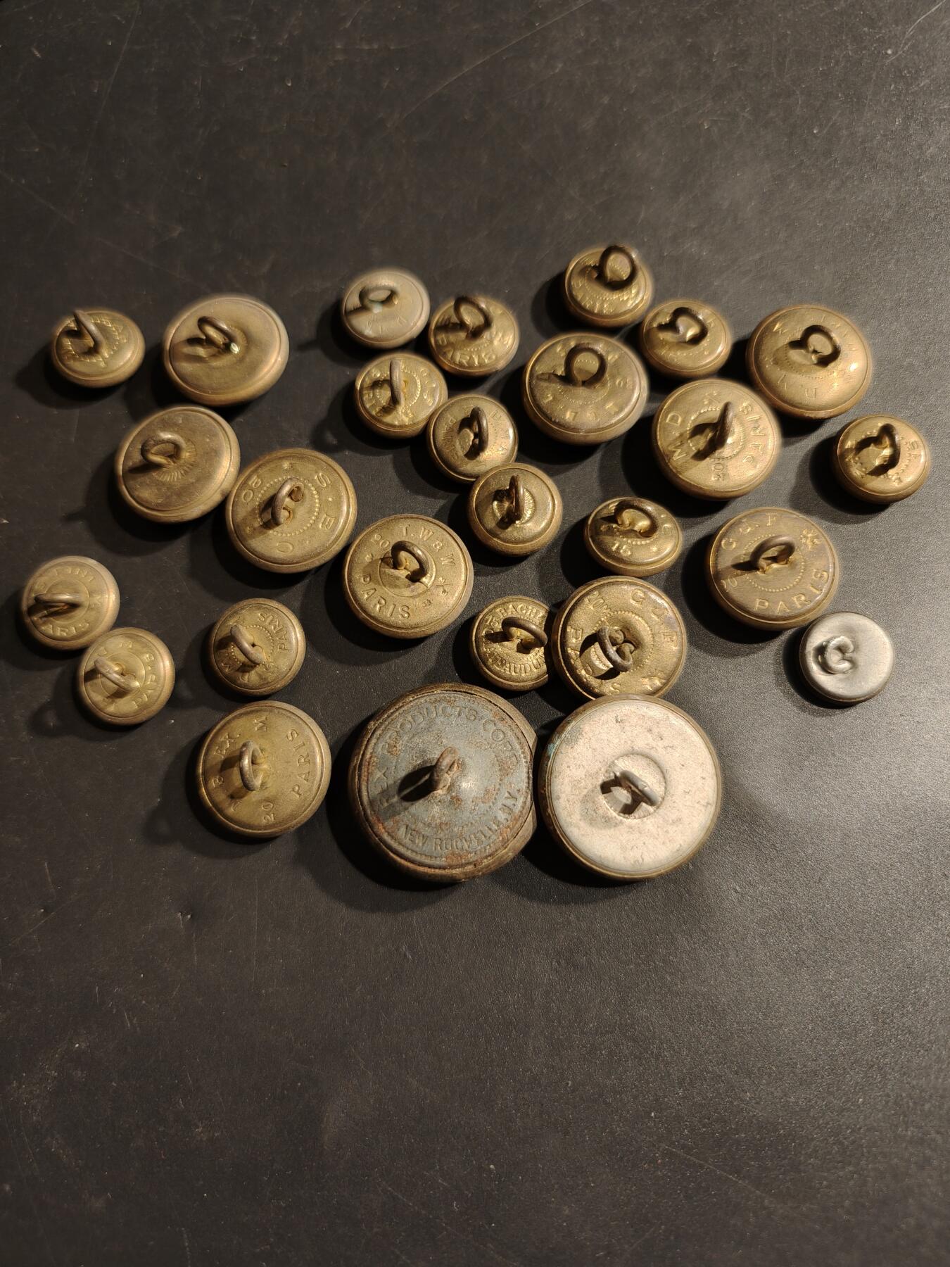 老王徽章第185期 法国铜扣子一组20多枚   26-14mm