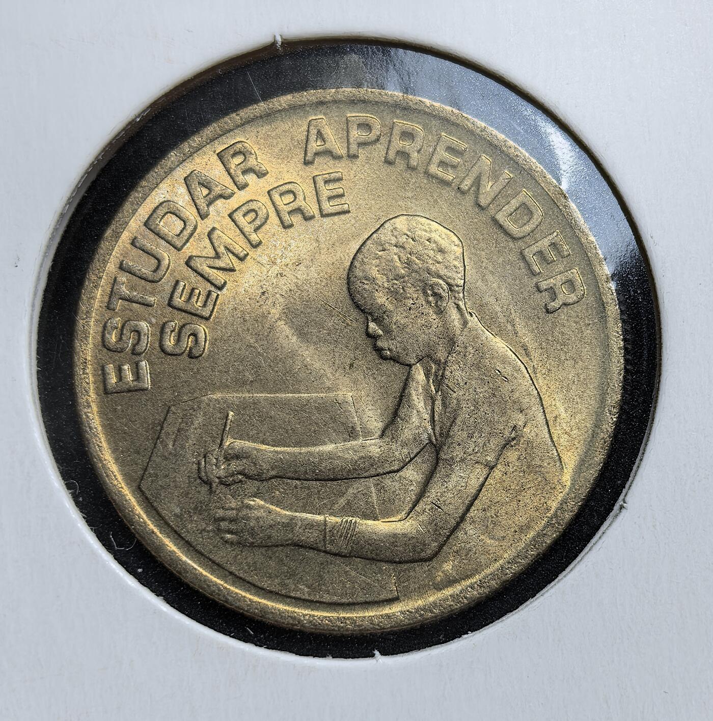 外国优质老铜币银币，正月十二晚九点倒数截拍，满百包邮可寄存，持续收拍 佛得角1977年1埃斯库多铜币，正面为国家国徽，背面铸求学少年与 “始终学习” 葡语铭文。彼时佛得角刚脱离葡萄牙殖民统治两年，此币是其重视教育、推动战后民生与国家重建的实物见证。