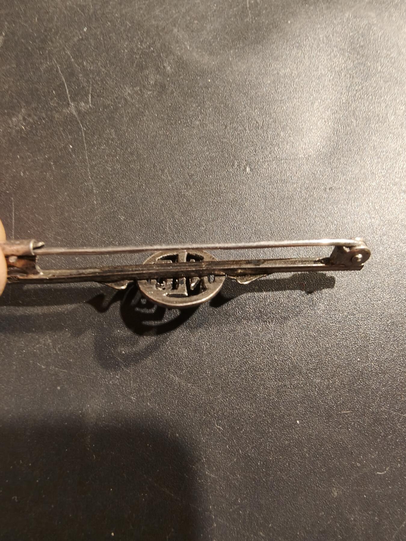 老王徽章第185期 法国胸针   800银镶钻    2.8g