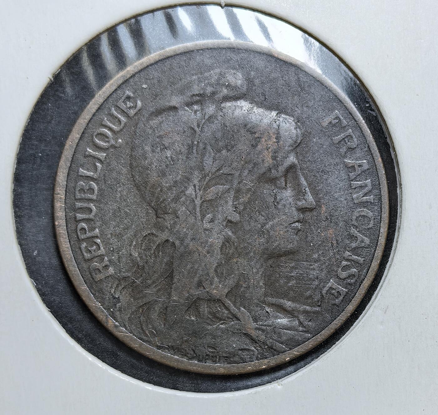 外国优质老铜币银币，正月十二晚九点倒数截拍，满百包邮可寄存，持续收拍 法国第三共和国1913年5生丁，属丹尼尔・迪皮伊经典设计。正面为戴弗里吉亚帽的玛丽安娜，背面铸 “自由、平等、博爱” 箴言。彼时一战一触即发，它是法国战前最后一批常规铸币，见证了和平时代的落幕。