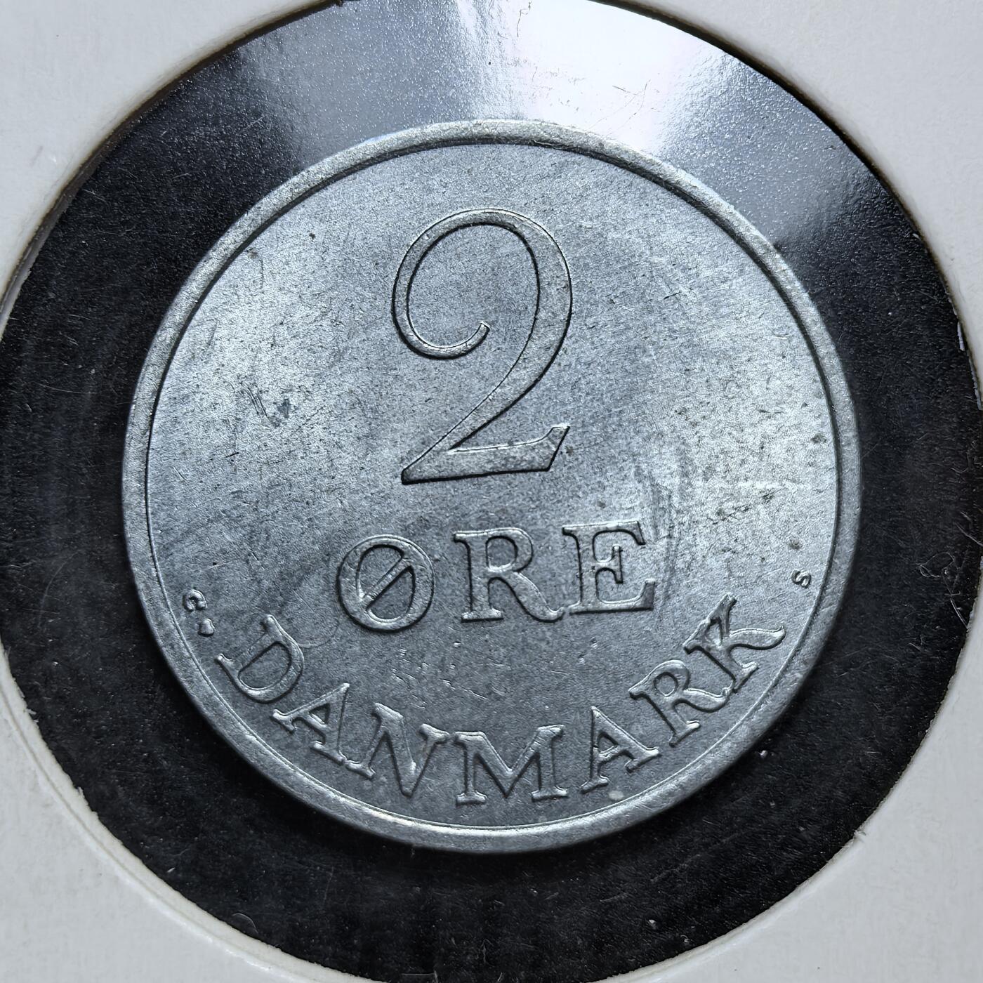 外国优质老铜币银币，正月十二晚九点倒数截拍，满百包邮可寄存，持续收拍 原光丹麦1970年2 欧尔，正面为弗雷德里克九世的花押与王冠，背面标注面值与国名。发行于其统治末期，是丹麦战后货币体系与君主制传承的重要见证，也反映了北欧国家的经济稳定。