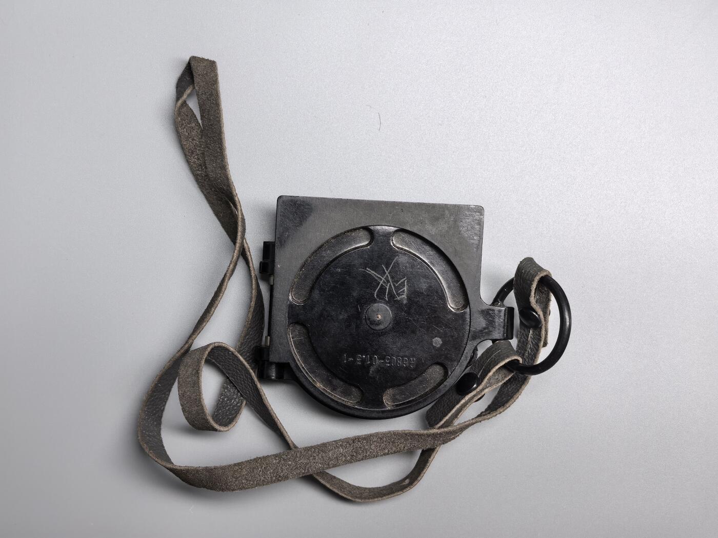 小驴勋章奖章收藏2月28日周六晚七点拍卖（调休临时调整，珍爱和平，收藏战争，铭记历史，勿忘国耻，忠党爱国。有偿代拍，送拍规则在简介最后，参拍须阅读规则后再参拍，关系到运费包装发货时效真假辨别等关键信息，拍卖时不再发原图，看大图店主微信码在拍卖店铺介绍里） 东德人民军指北针，W-Nr.  是德语 Waren-Nummer（物资编号）的缩写，是东德国家人民军（NVA）军用物资的标准编号格式。  -  37 54  代表该装备的目录分类号，对应“行军指北针”这一品类。  -  11910  是这枚指北针的流水序号，表明它是该批次生产的第11910件