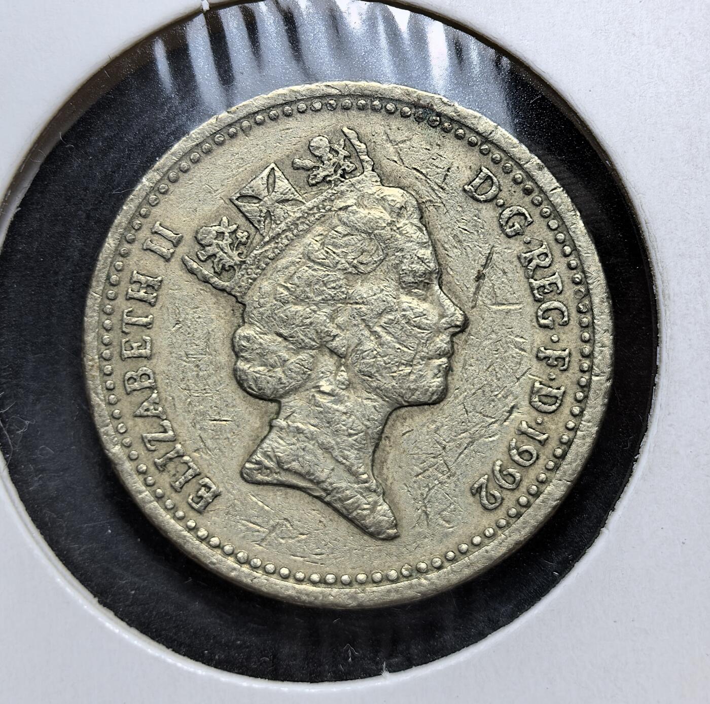 外国优质老铜币银币，正月十二晚九点倒数截拍，满百包邮可寄存，持续收拍 英国橡树王冠1英镑，正面为伊丽莎白二世头像，背面是象征英格兰的橡树与王冠。它属于 “联合王国” 系列主题币，发行于英国经济转型与欧洲一体化深化时期，是国家身份认同的重要货币见证。