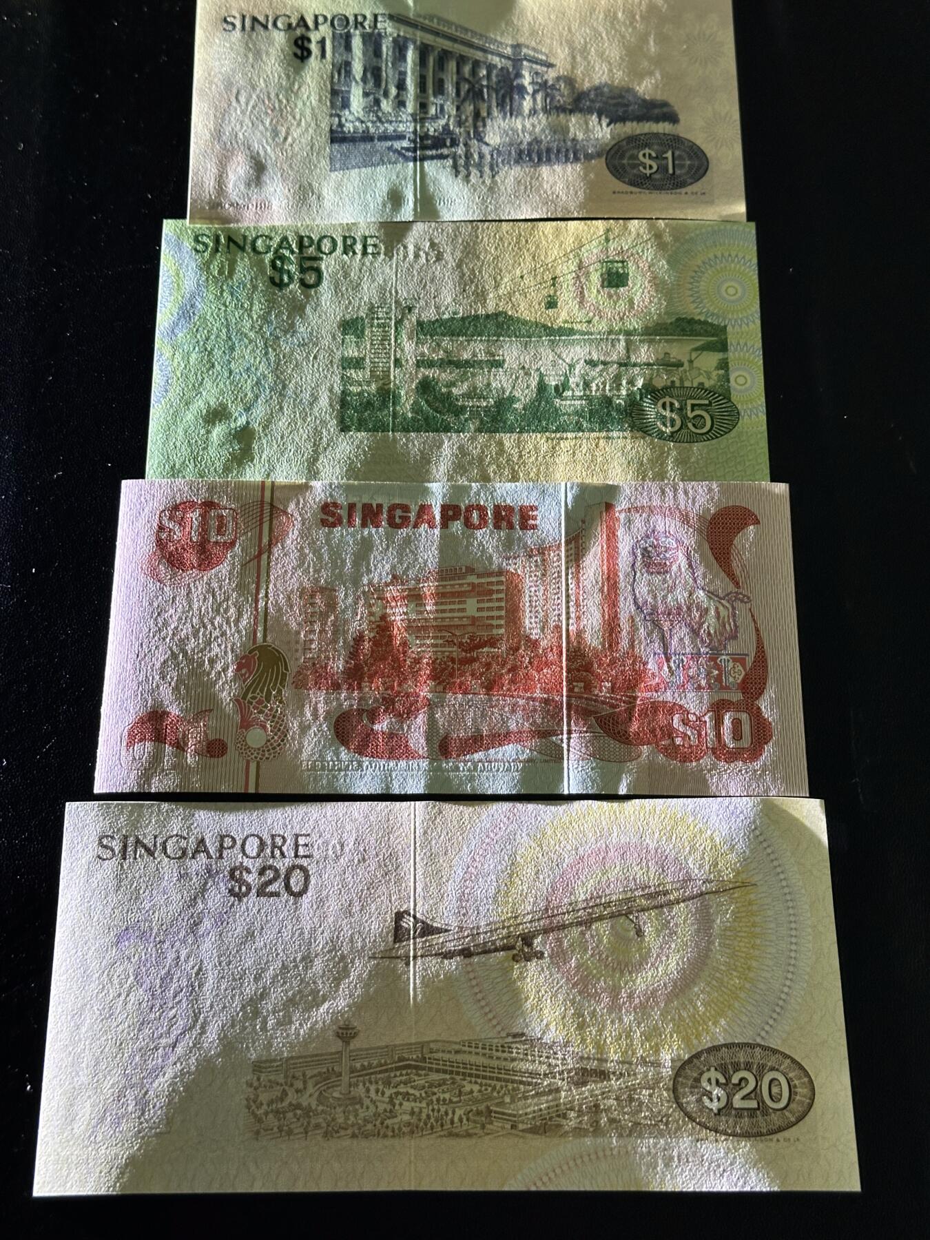 《外钞收藏家》第六百一十三期（ 精品场）（长期征集拍品、欢迎藏友们联系合作） 新加坡鸟版1/5/10/20元4张小套（UNC品相的不多见了） 	除了10元 其他UNC 有潮斑